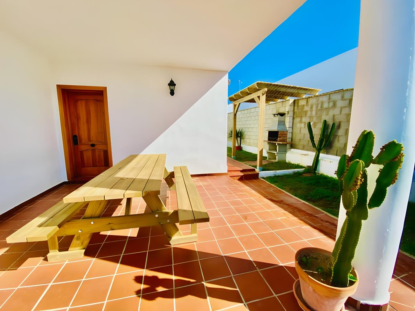 Chalet Vacacional con Piscina Privada y Parking Cerca de la Playa - image 10