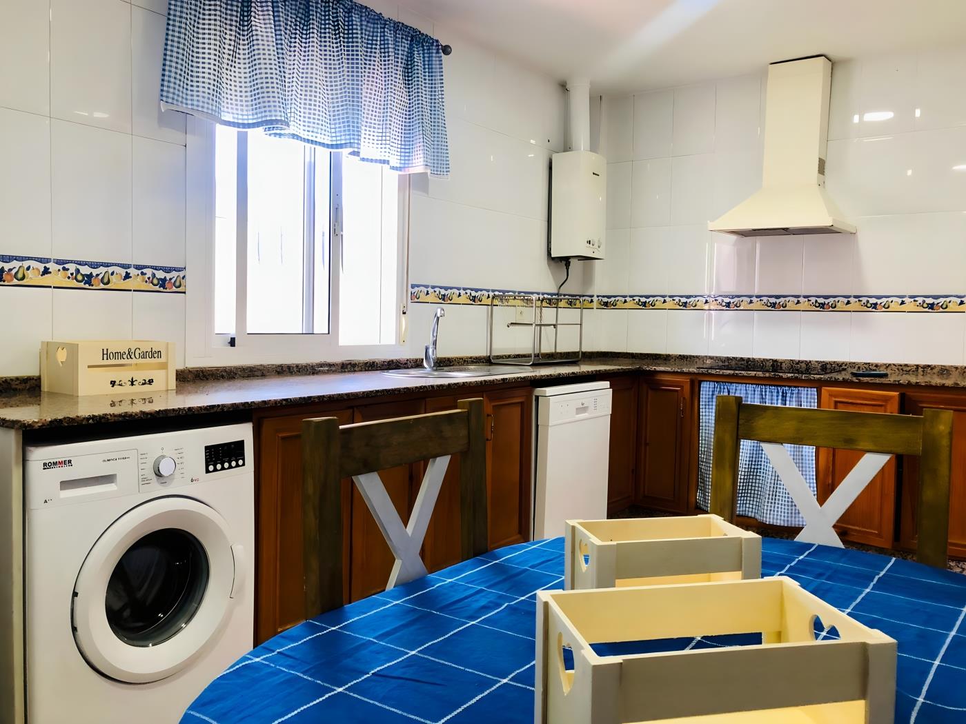 Chalet Vacacional con Piscina Privada y Parking Cerca de la Playa - image 9