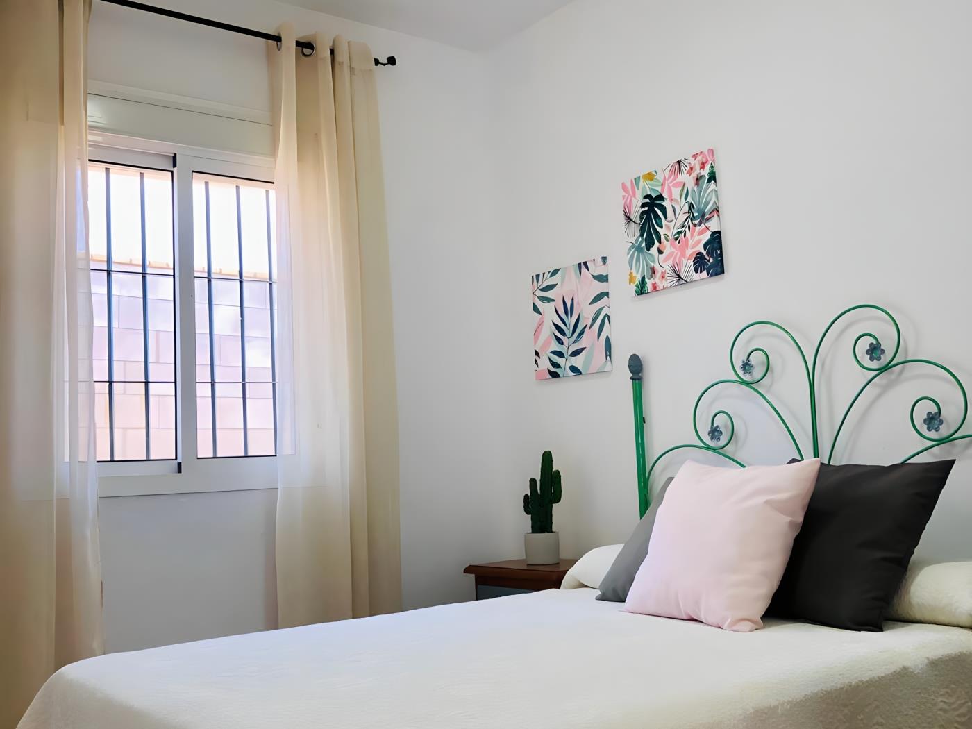 Chalet Vacacional con Piscina Privada y Parking Cerca de la Playa - image 11