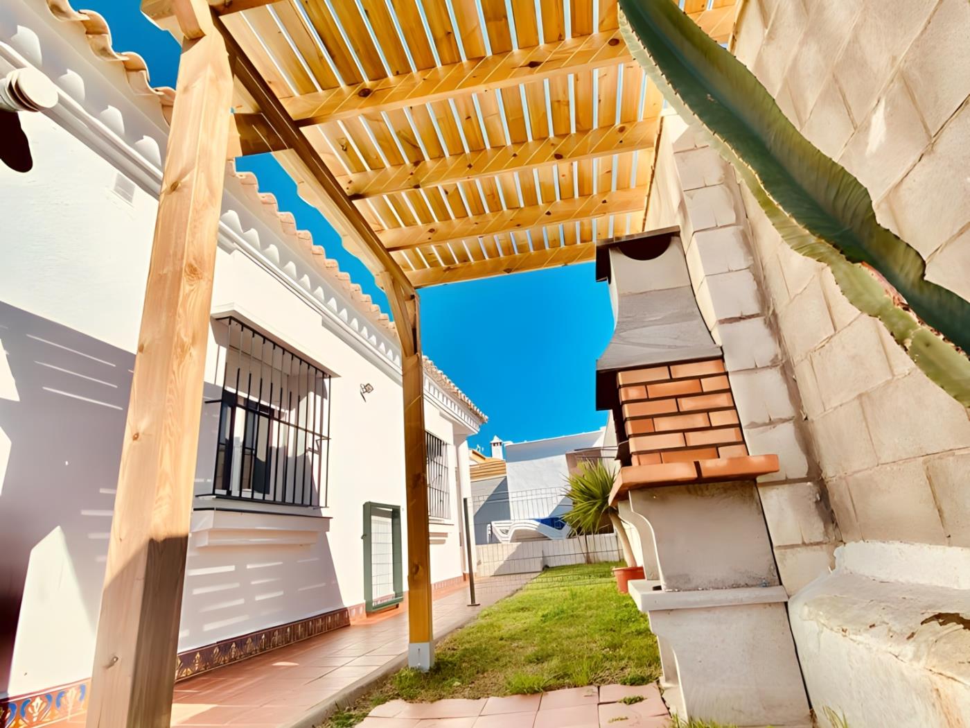 Chalet Vacacional con Piscina Privada y Parking Cerca de la Playa - image 17