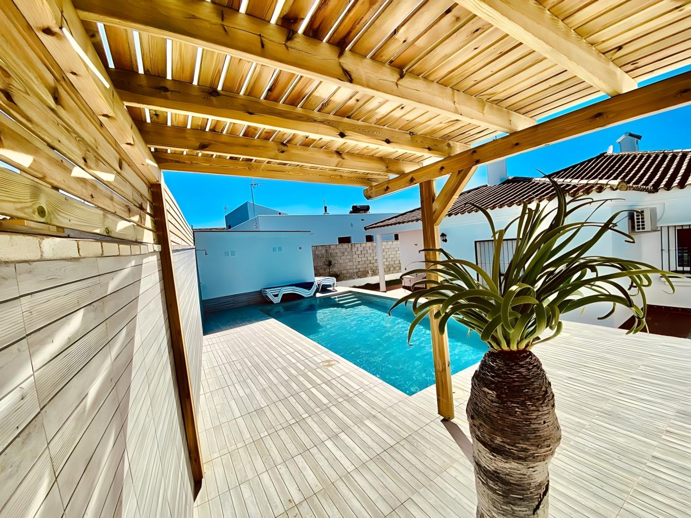 Chalet Vacacional con Piscina Privada y Parking Cerca de la Playa - image 16