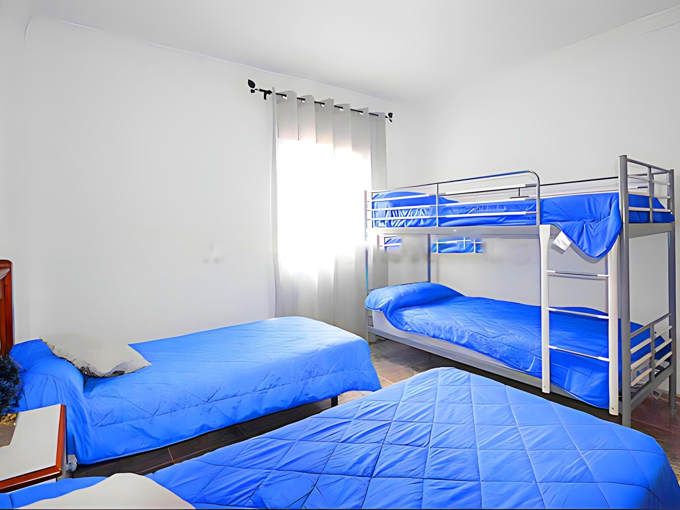 Chalet Vacacional con Piscina Privada y Parking Cerca de la Playa - image 22