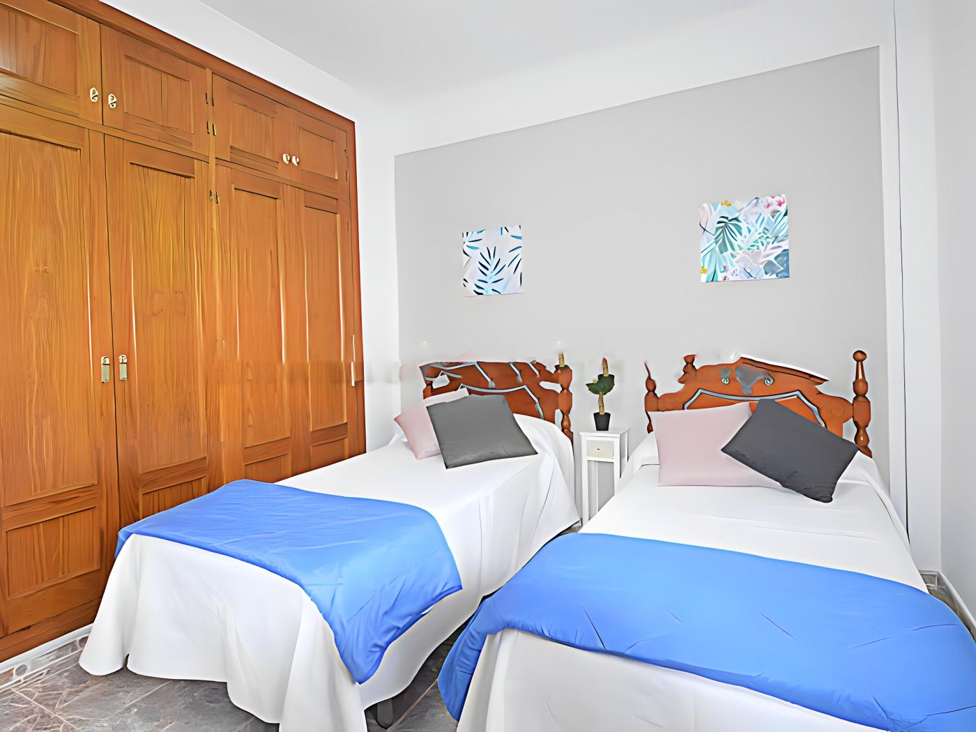 Chalet Vacacional con Piscina Privada y Parking Cerca de la Playa - image 24