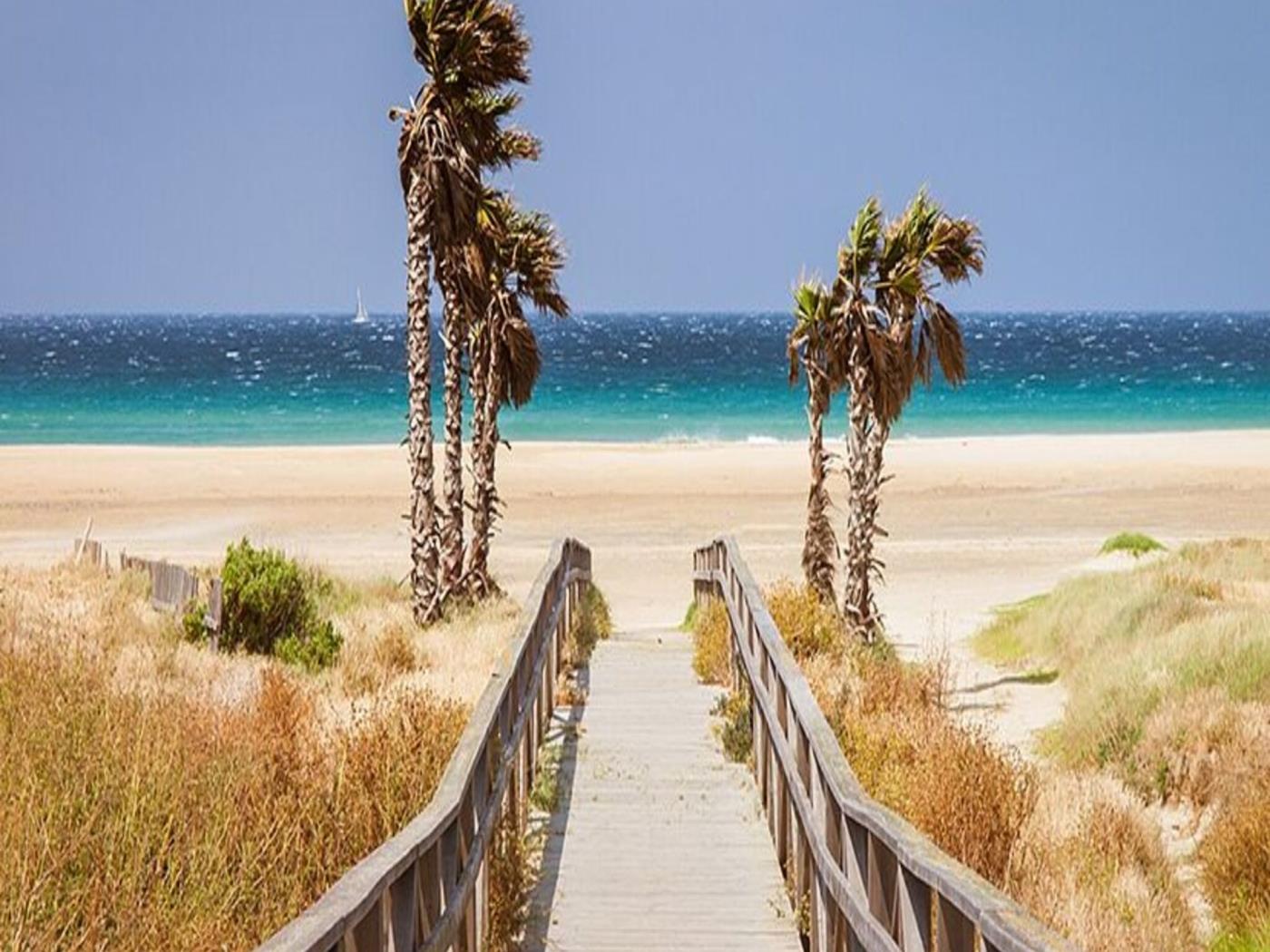 Chalet Vacacional con Piscina Privada y Parking Cerca de la Playa - image 28