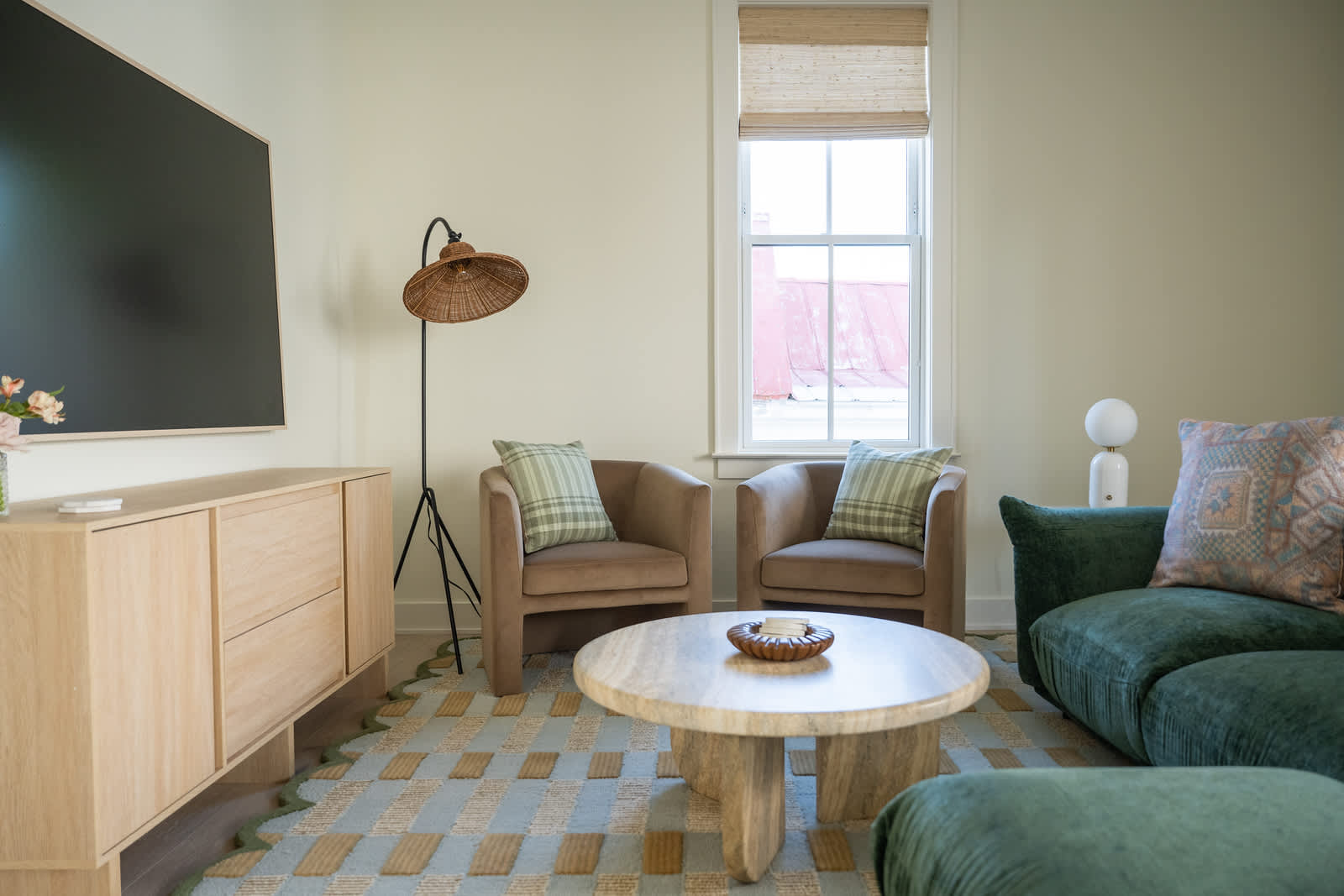 Spacious living room with seating for your entire group with TV
