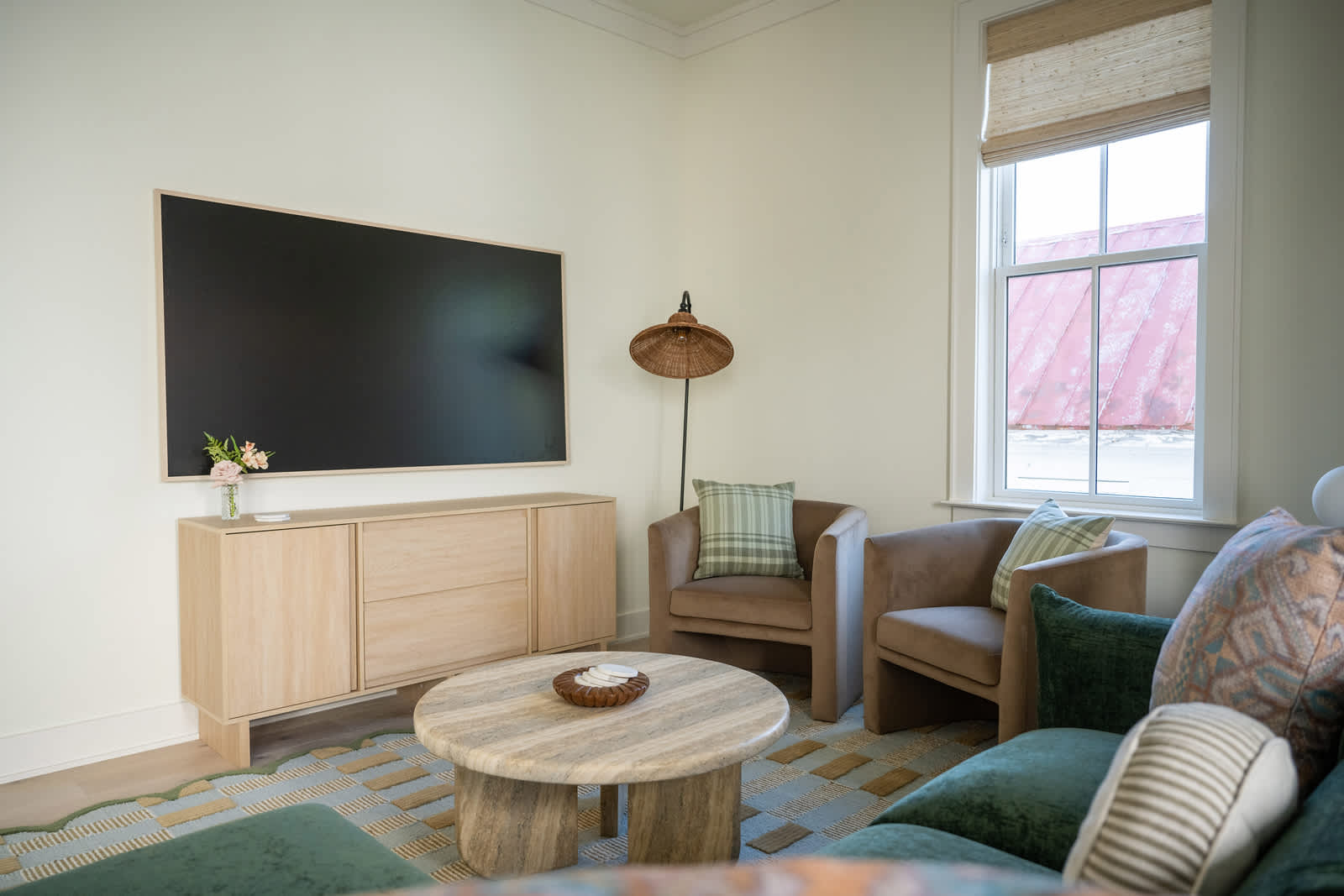 Spacious living room with seating for your entire group with TV