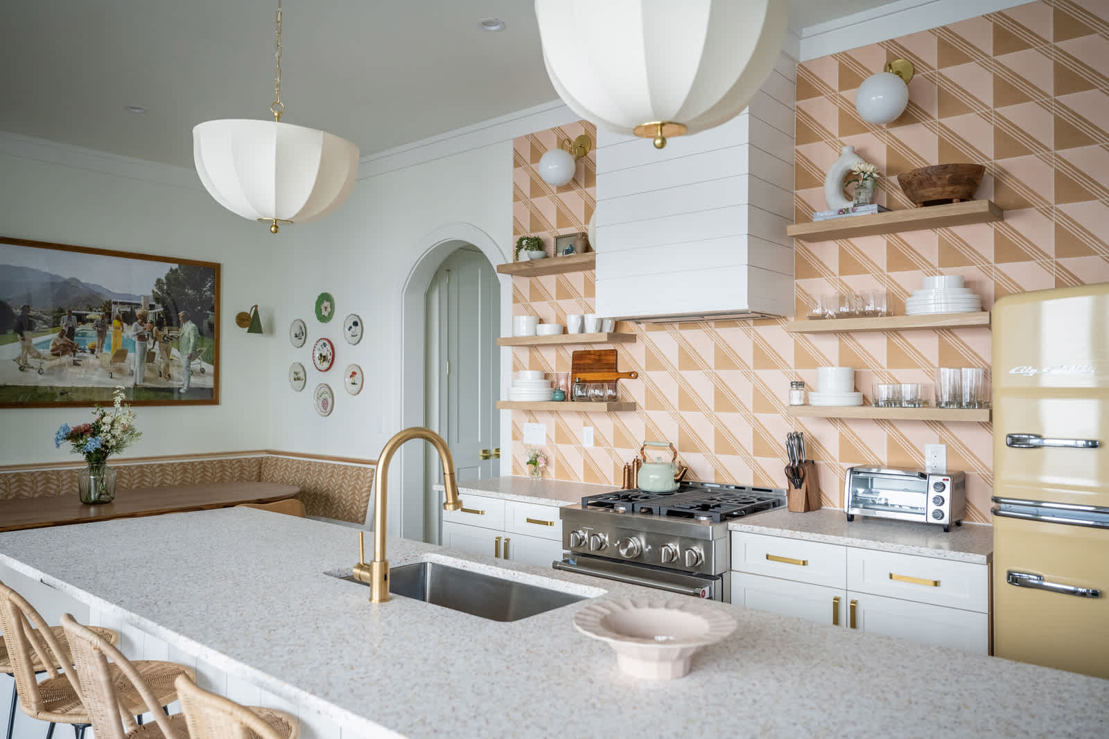 Fully equipped kitchen with everything you need to cook a meal 