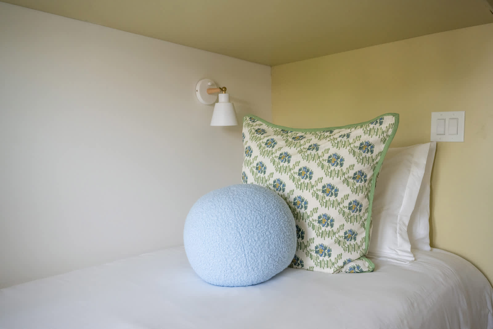 Bedroom #4: Twin Bed + Twin Bed + TV 