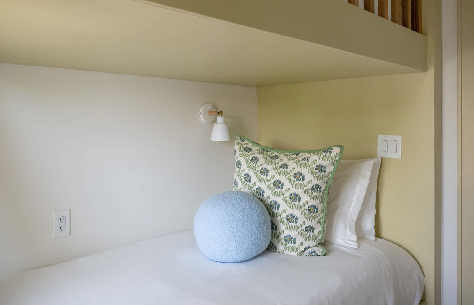 Bedroom #4: Twin Bed + Twin Bed + TV 