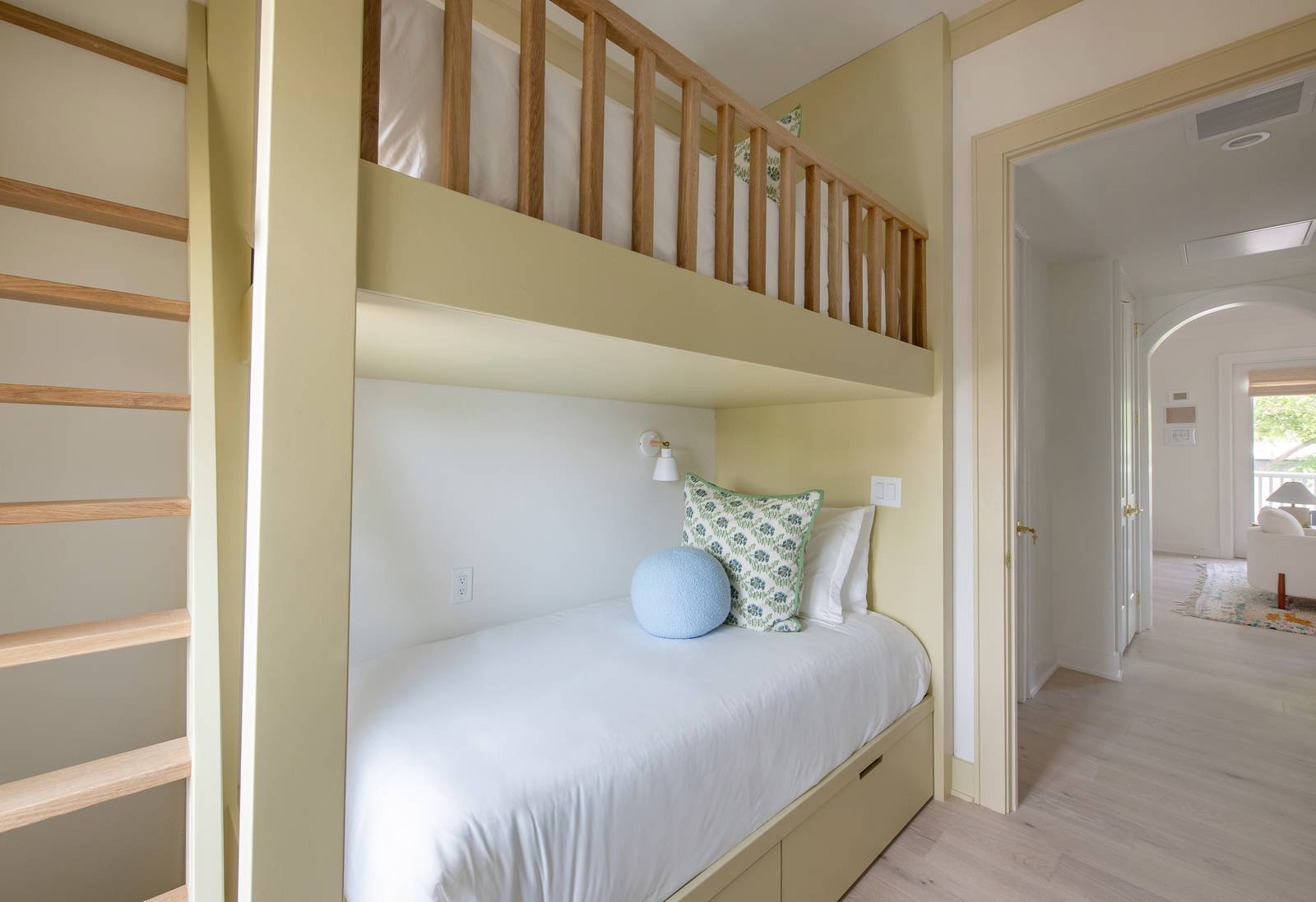 Bedroom #4: Twin Bed + Twin Bed + TV 