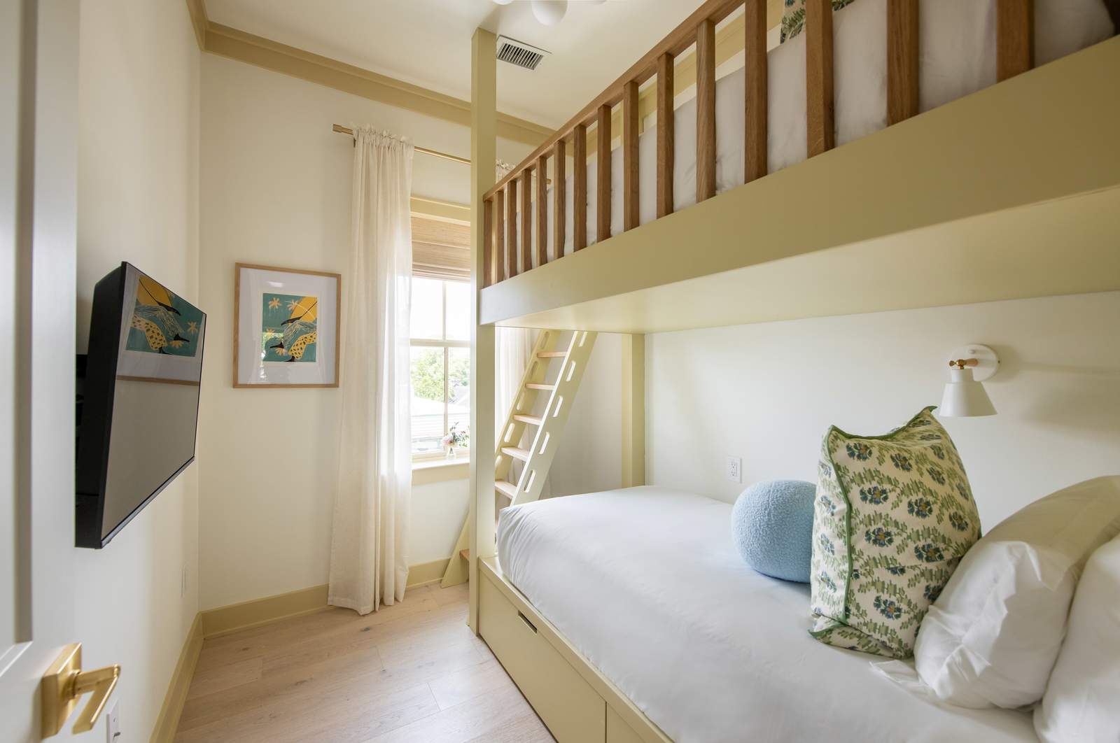 Bedroom #4: Twin Bed + Twin Bed + TV 