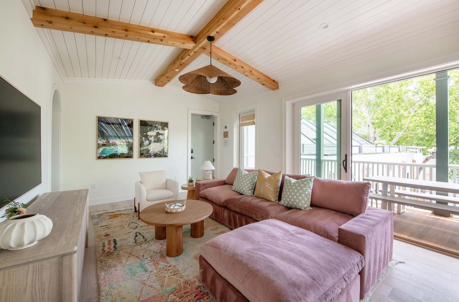 Spacious living room with seating for your entire group with TV