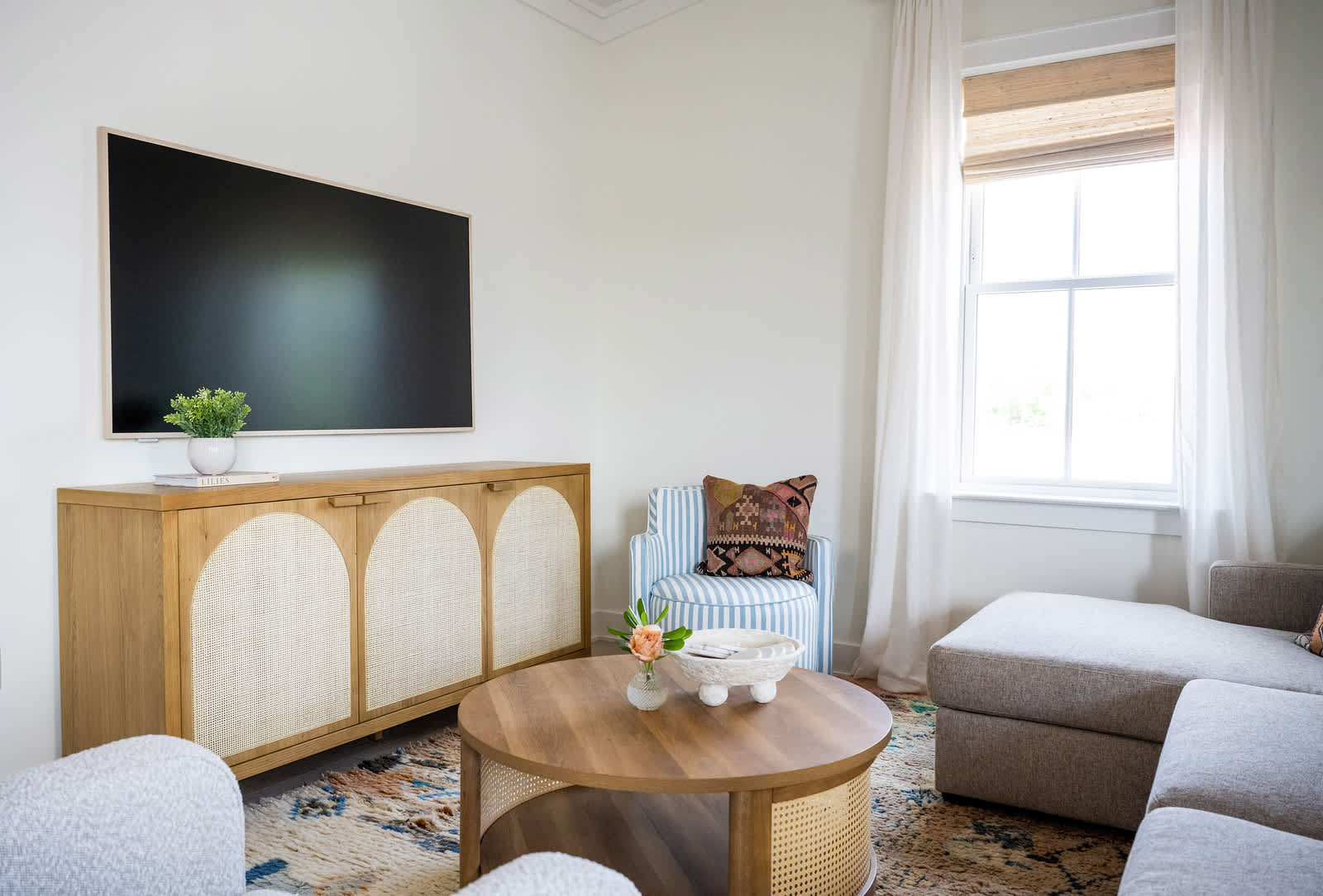 Spacious living room with seating for your entire group with TV