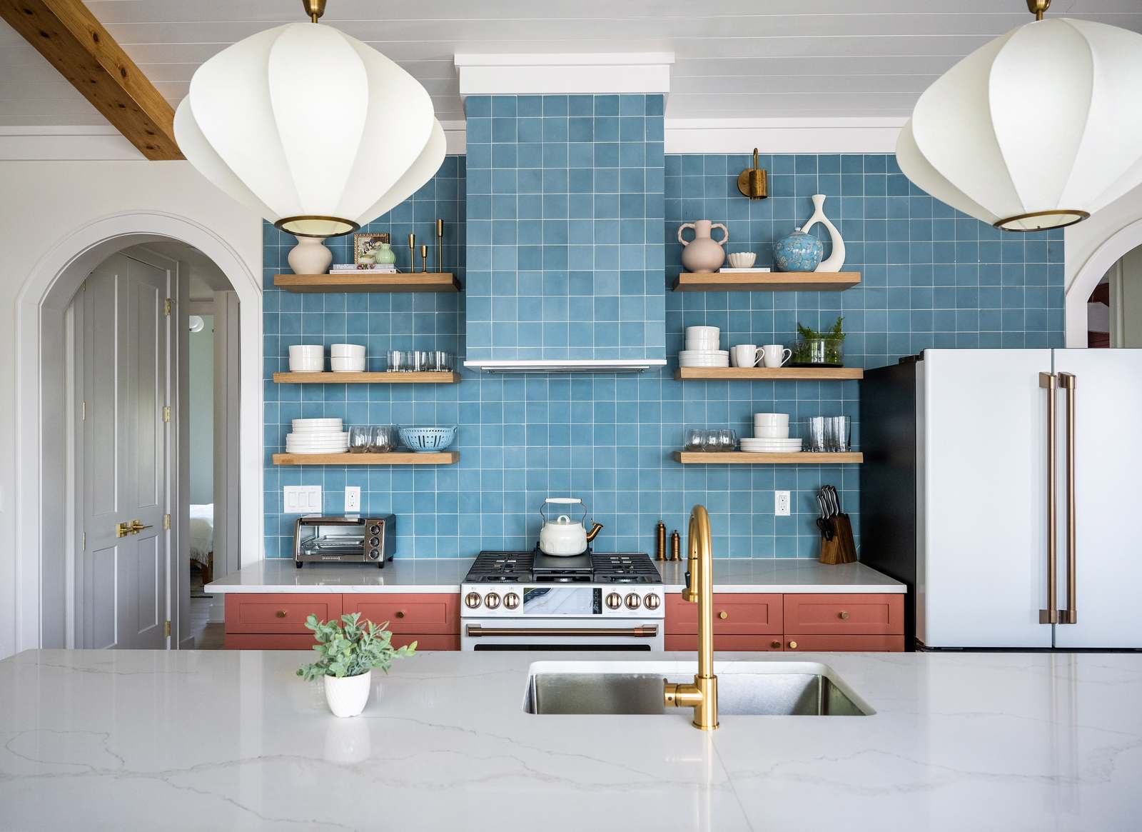 Fully equipped kitchen with everything you need to cook a meal 