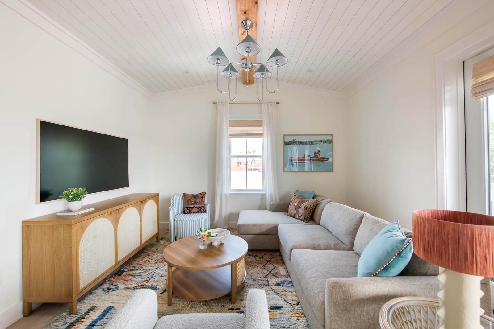Spacious living room with seating for your entire group with TV