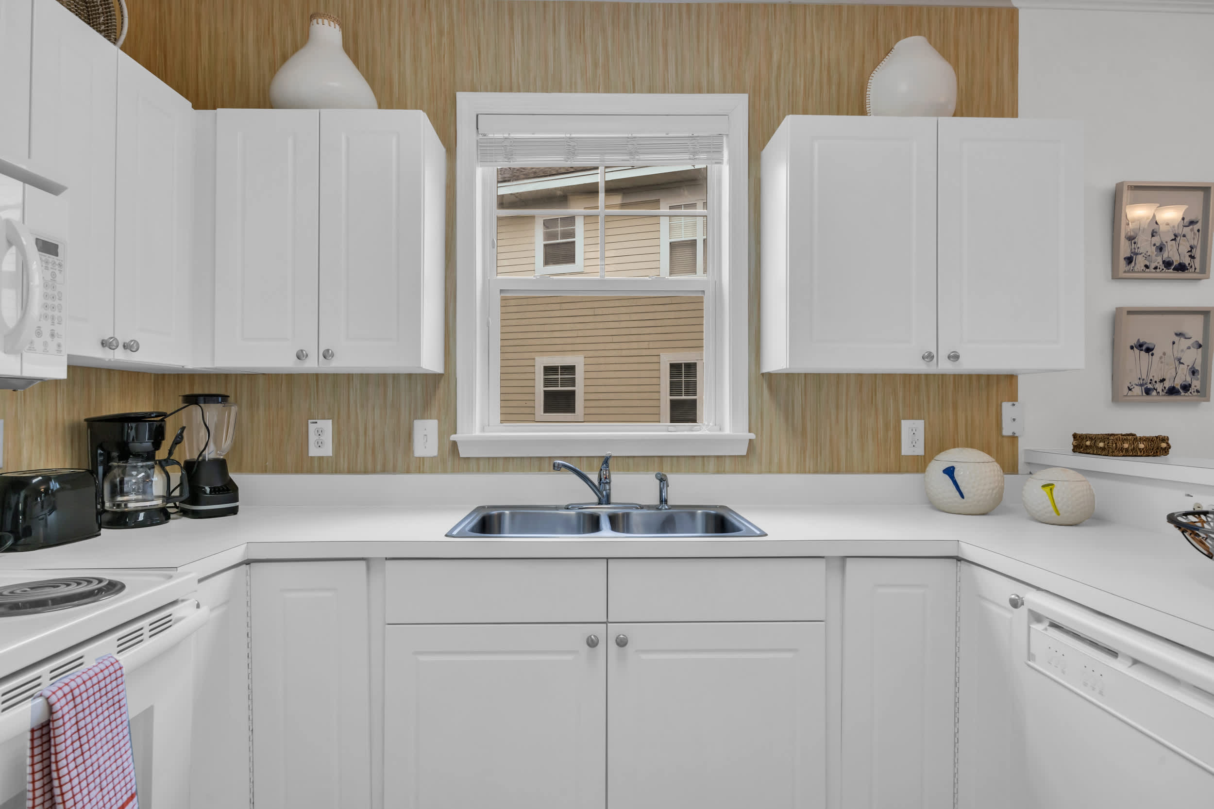 Cozy Pet Friendly Home Minutes to Beach