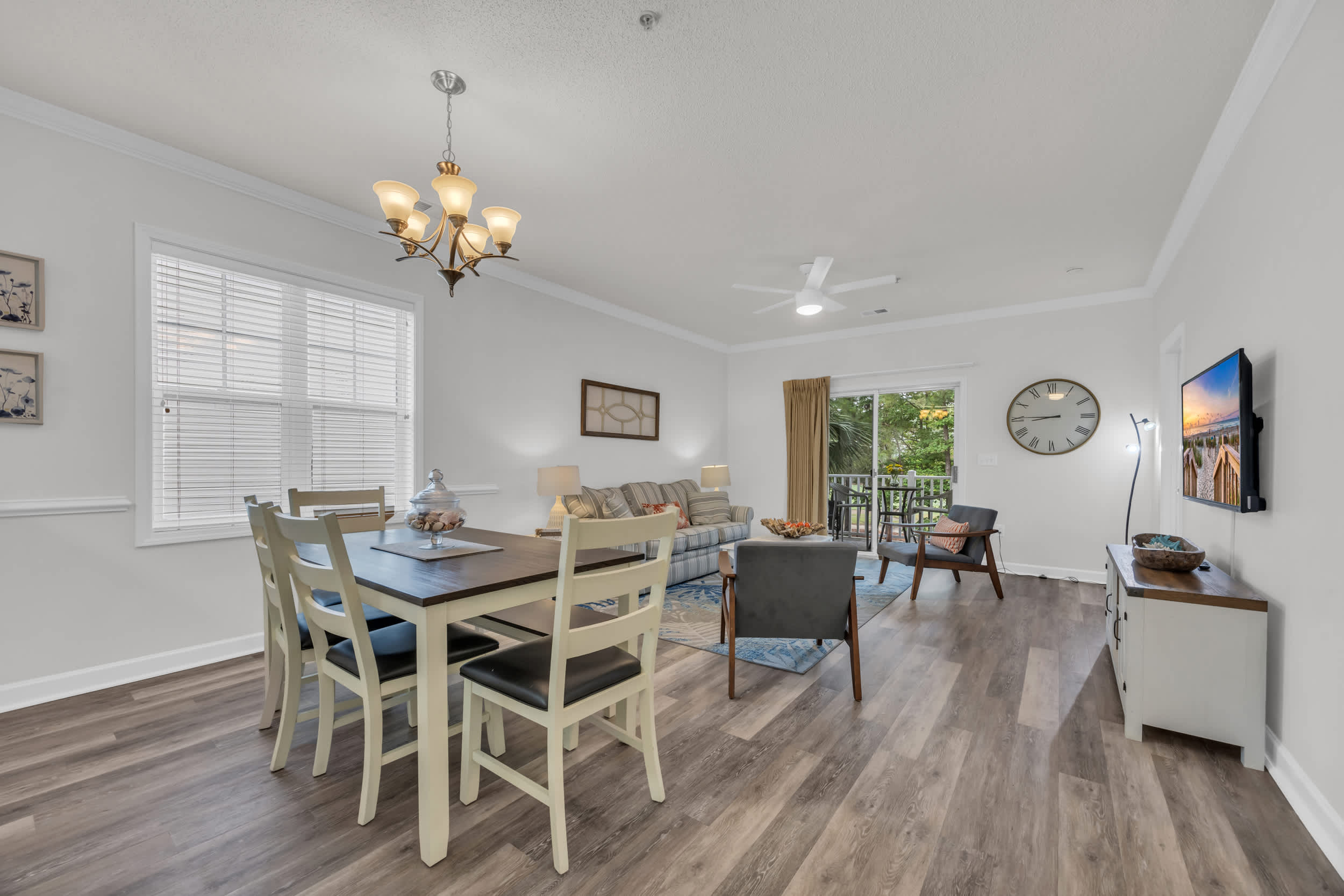 Cozy Pet Friendly Home Minutes to Beach