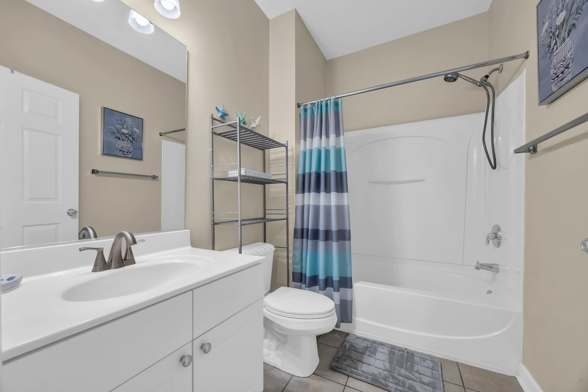 Cozy Pet Friendly Home Minutes to Beach