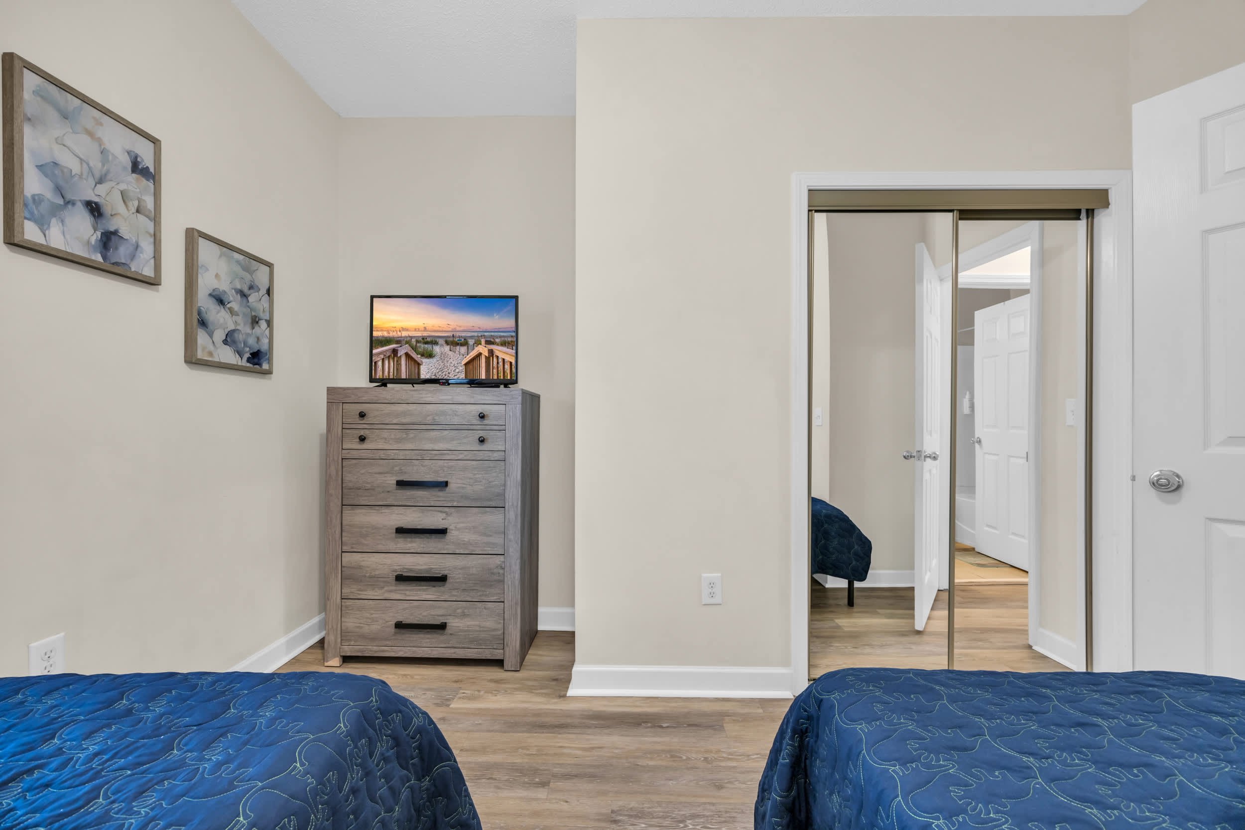 Cozy Pet Friendly Home Minutes to Beach