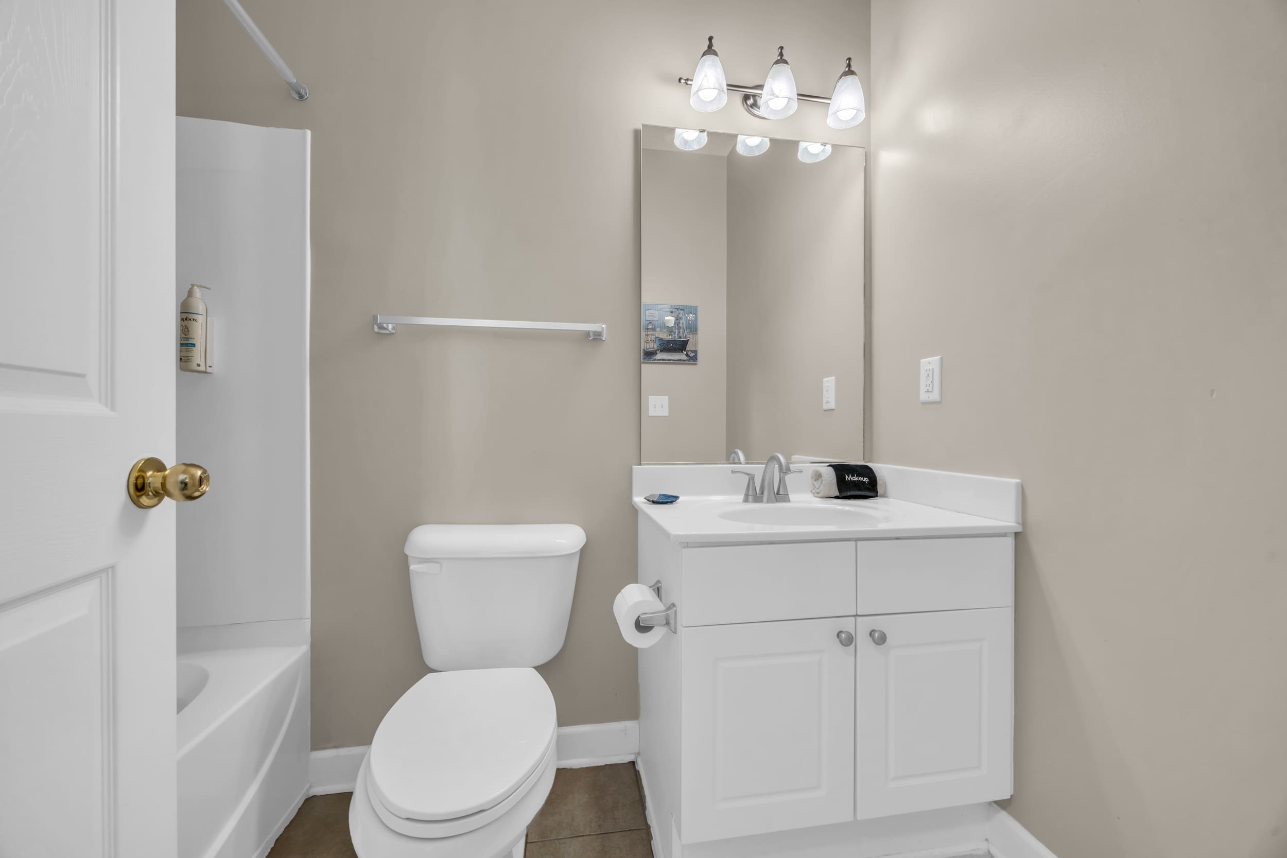 Cozy Pet Friendly Home Minutes to Beach