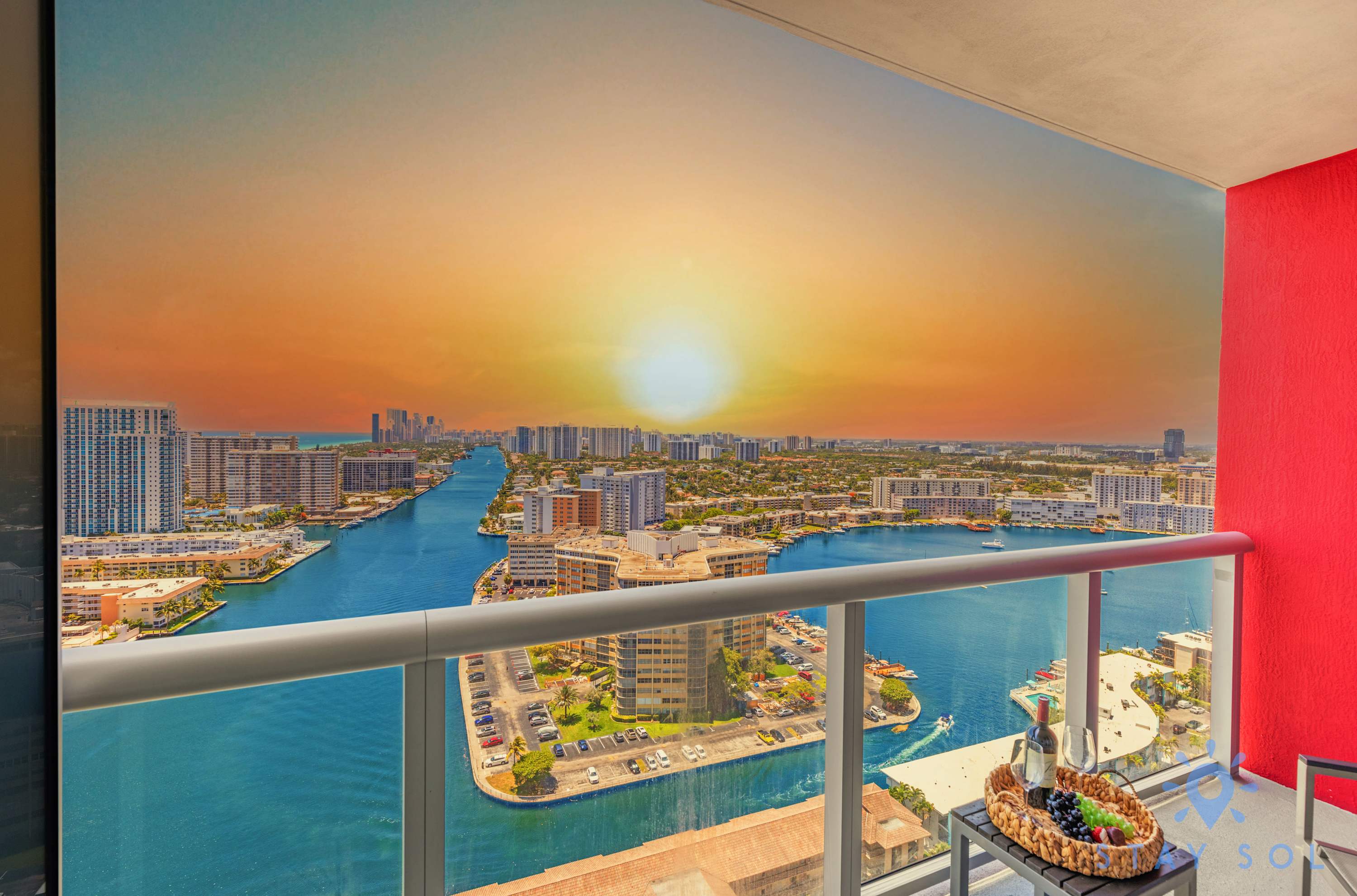 Infinite View |Balcony| Resort + Pool+ Gym — Hallandale Beach, FL — vacation rental