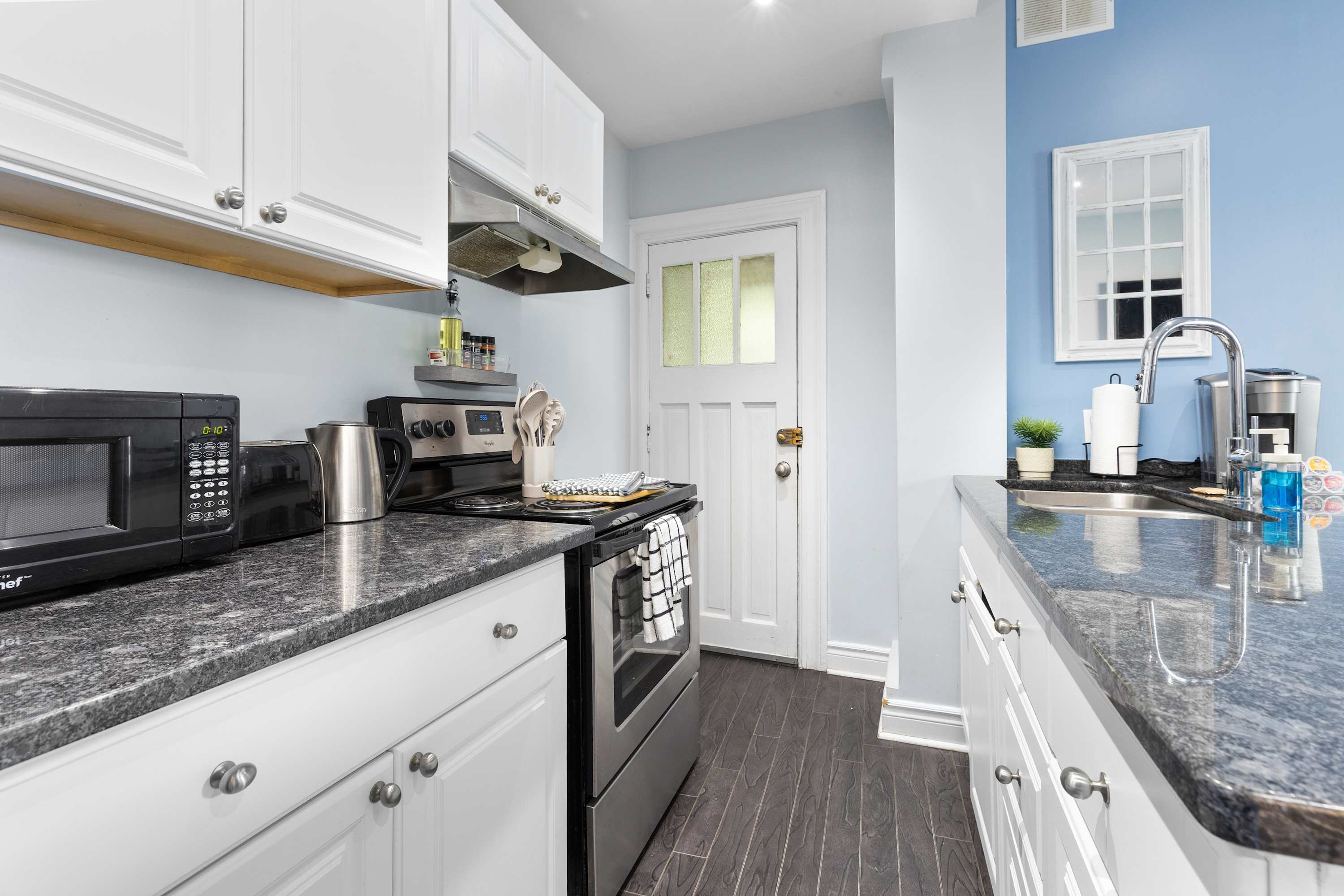 Fully equipped kitchen with all the appliances you need 