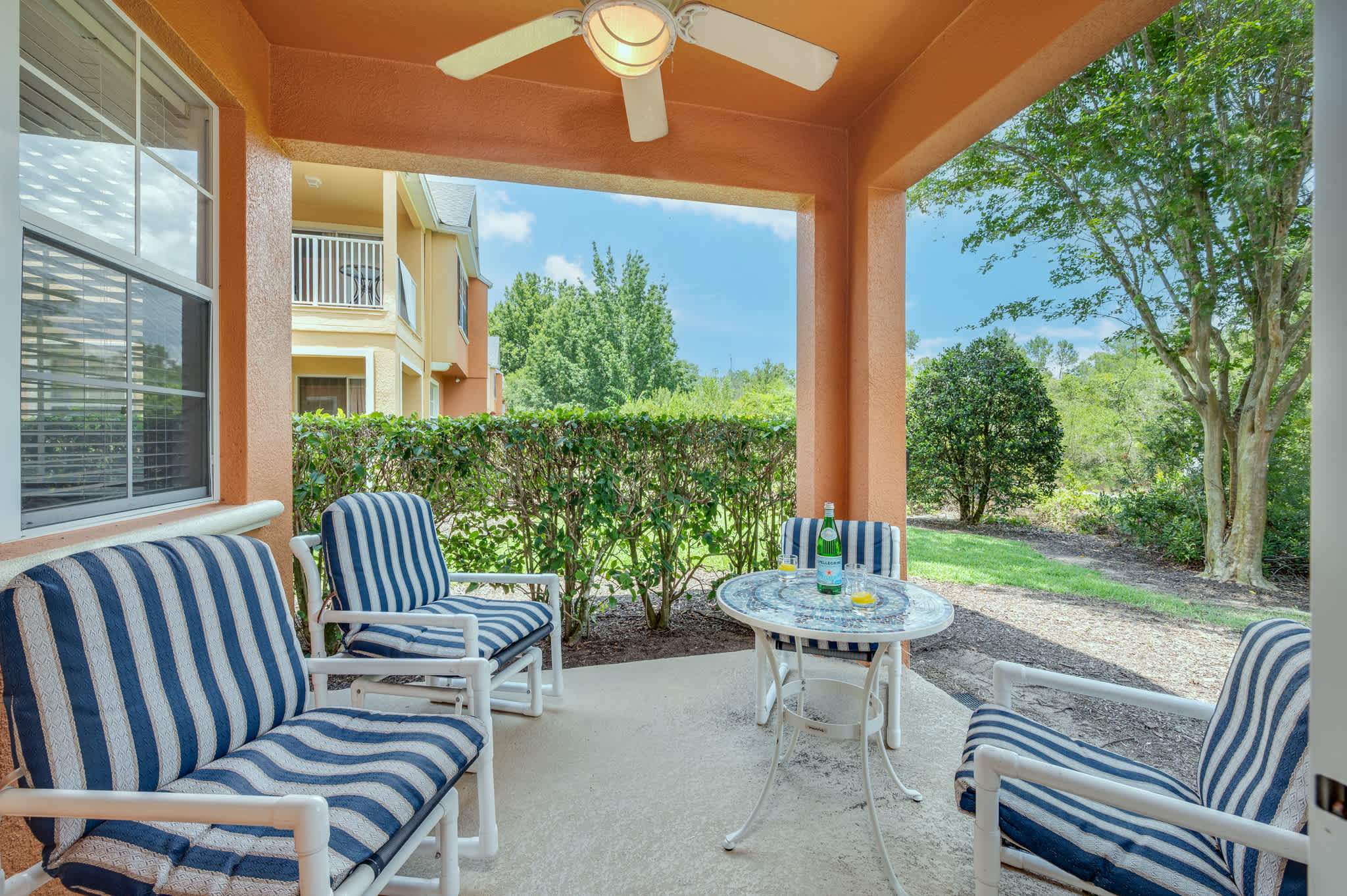 Townhouse w/large kitchen & covered patio