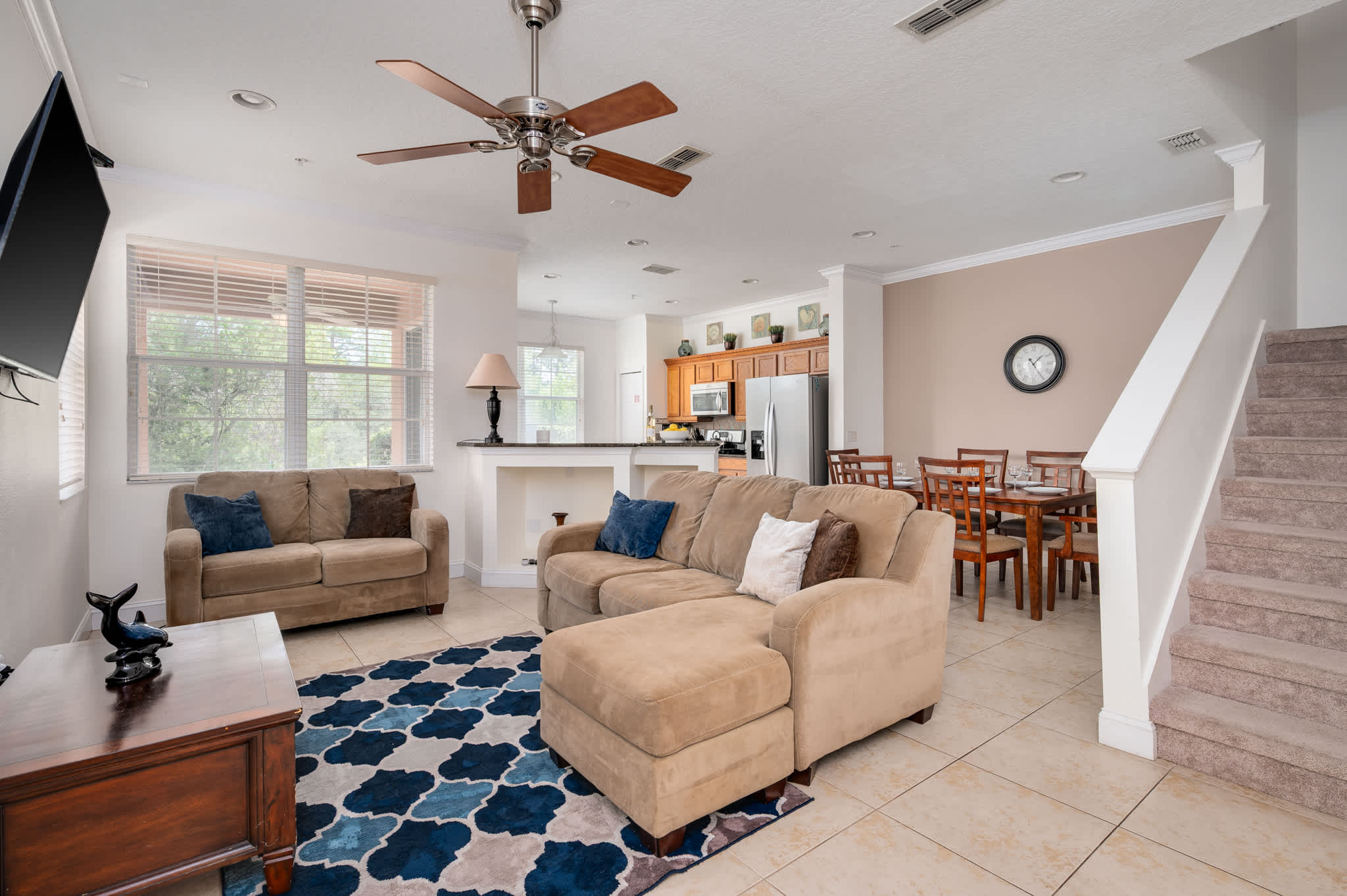 Townhouse w/large kitchen & covered patio