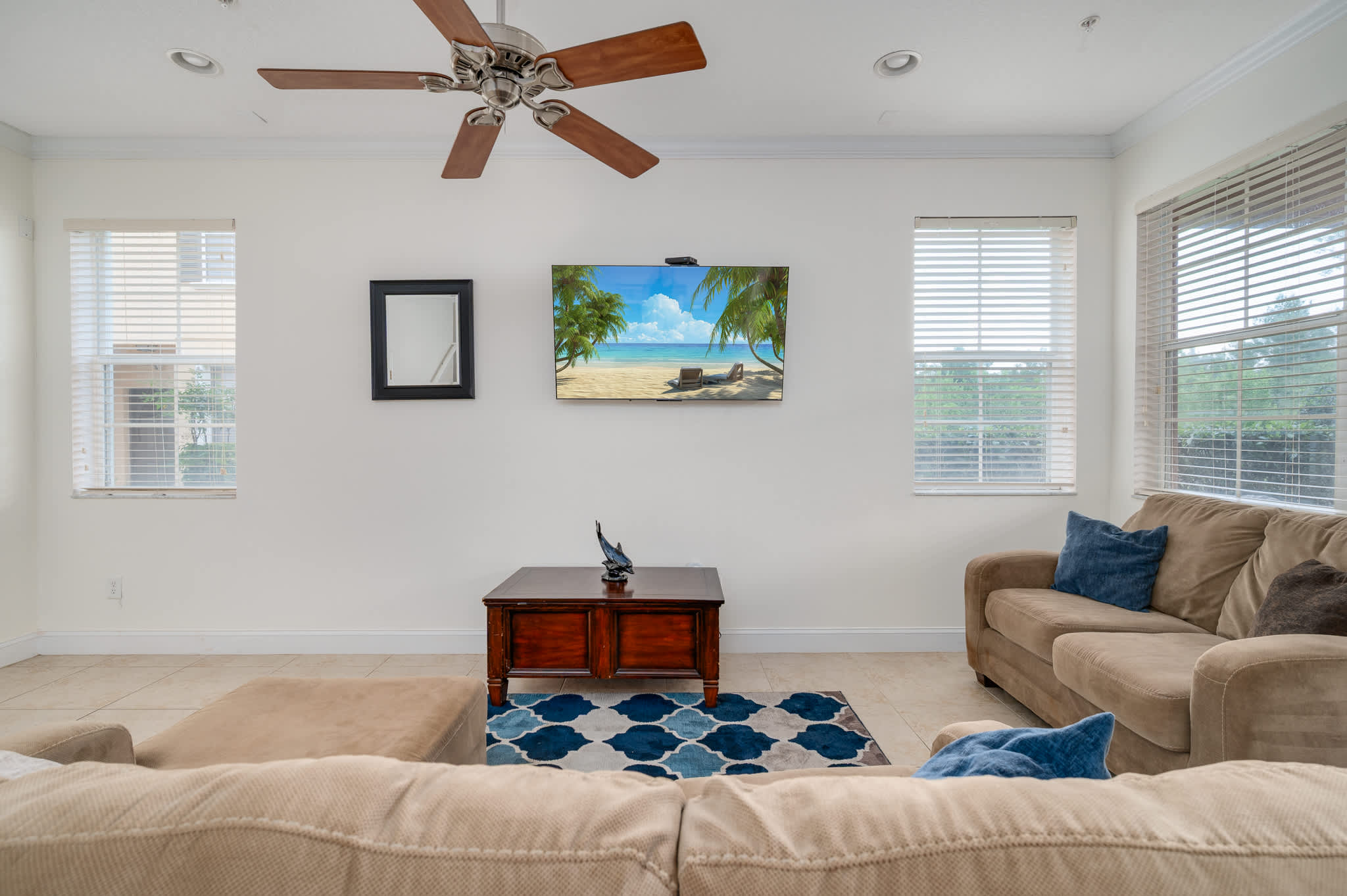 Townhouse w/large kitchen & covered patio
