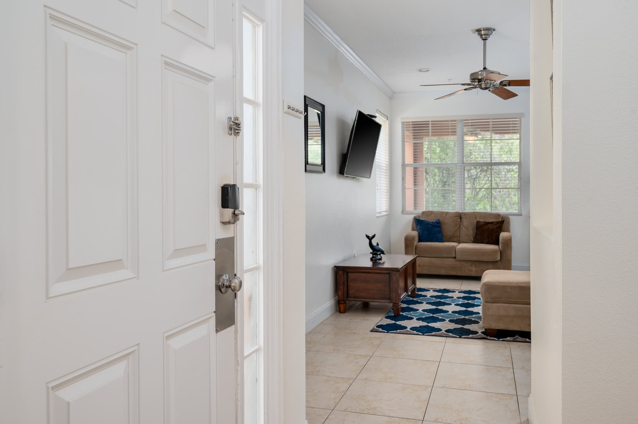 Townhouse w/large kitchen & covered patio