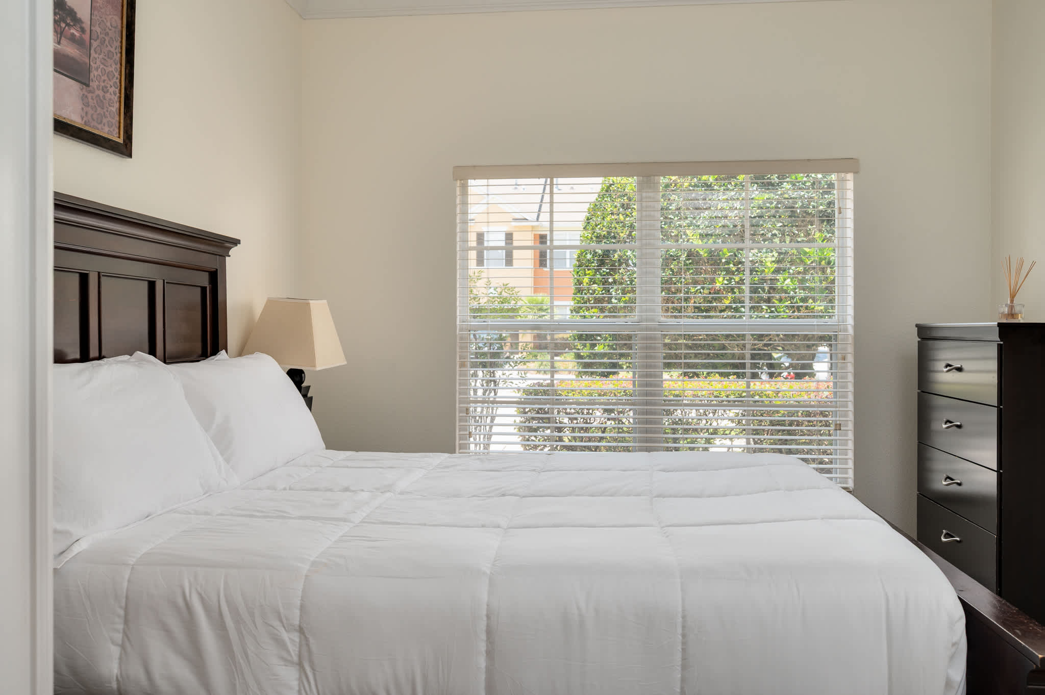 Townhouse w/large kitchen & covered patio