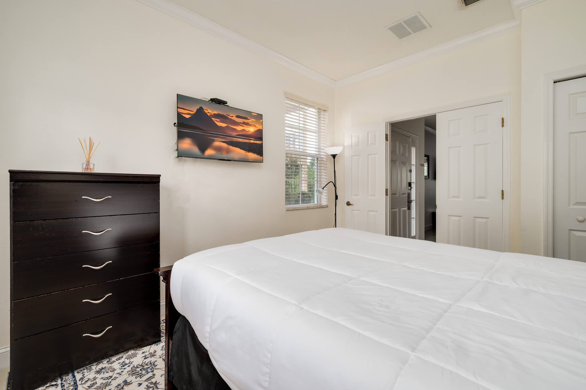 Townhouse w/large kitchen & covered patio