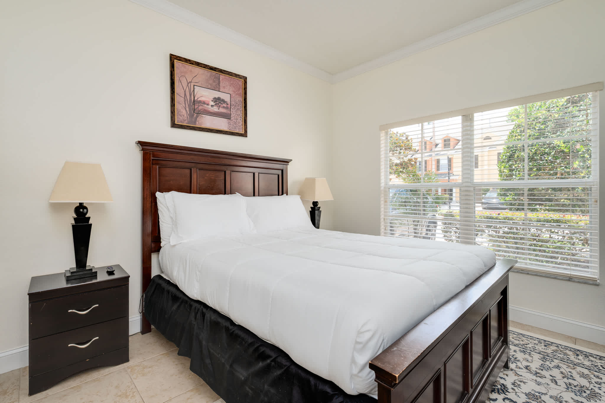 Townhouse w/large kitchen & covered patio