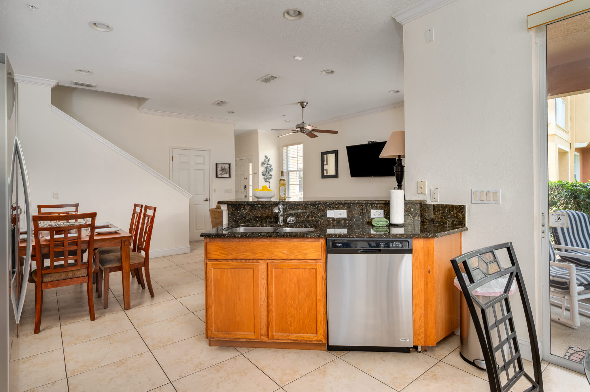 Townhouse w/large kitchen & covered patio
