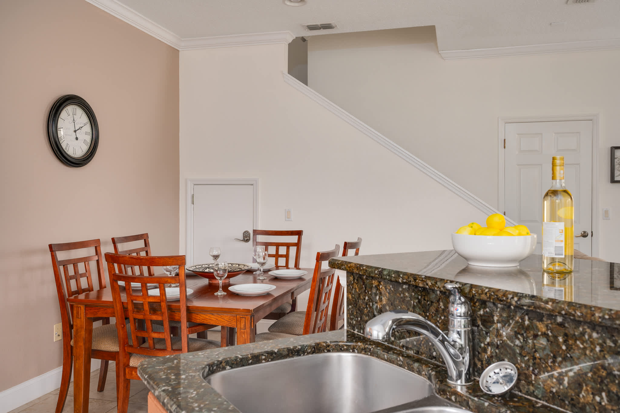 Townhouse w/large kitchen & covered patio