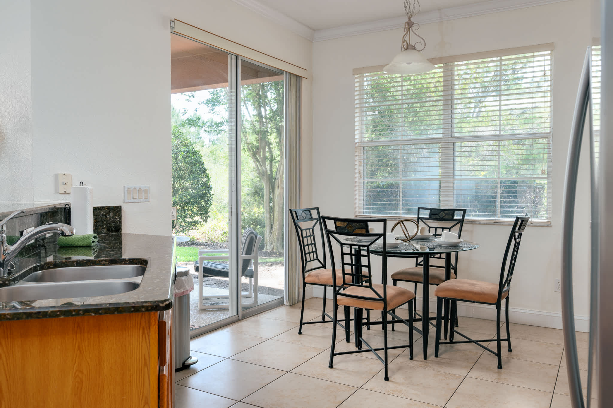 Townhouse w/large kitchen & covered patio