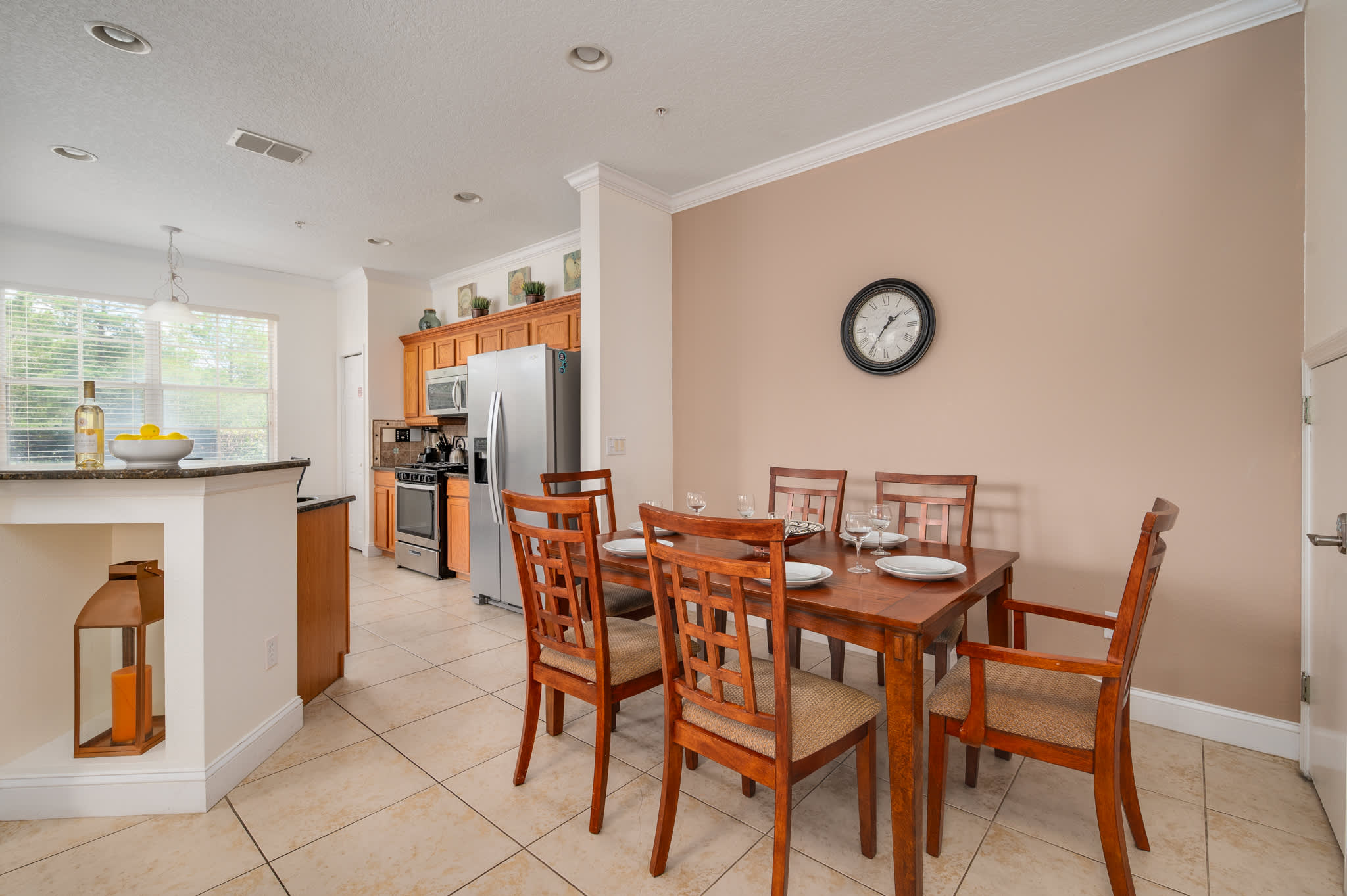 Townhouse w/large kitchen & covered patio