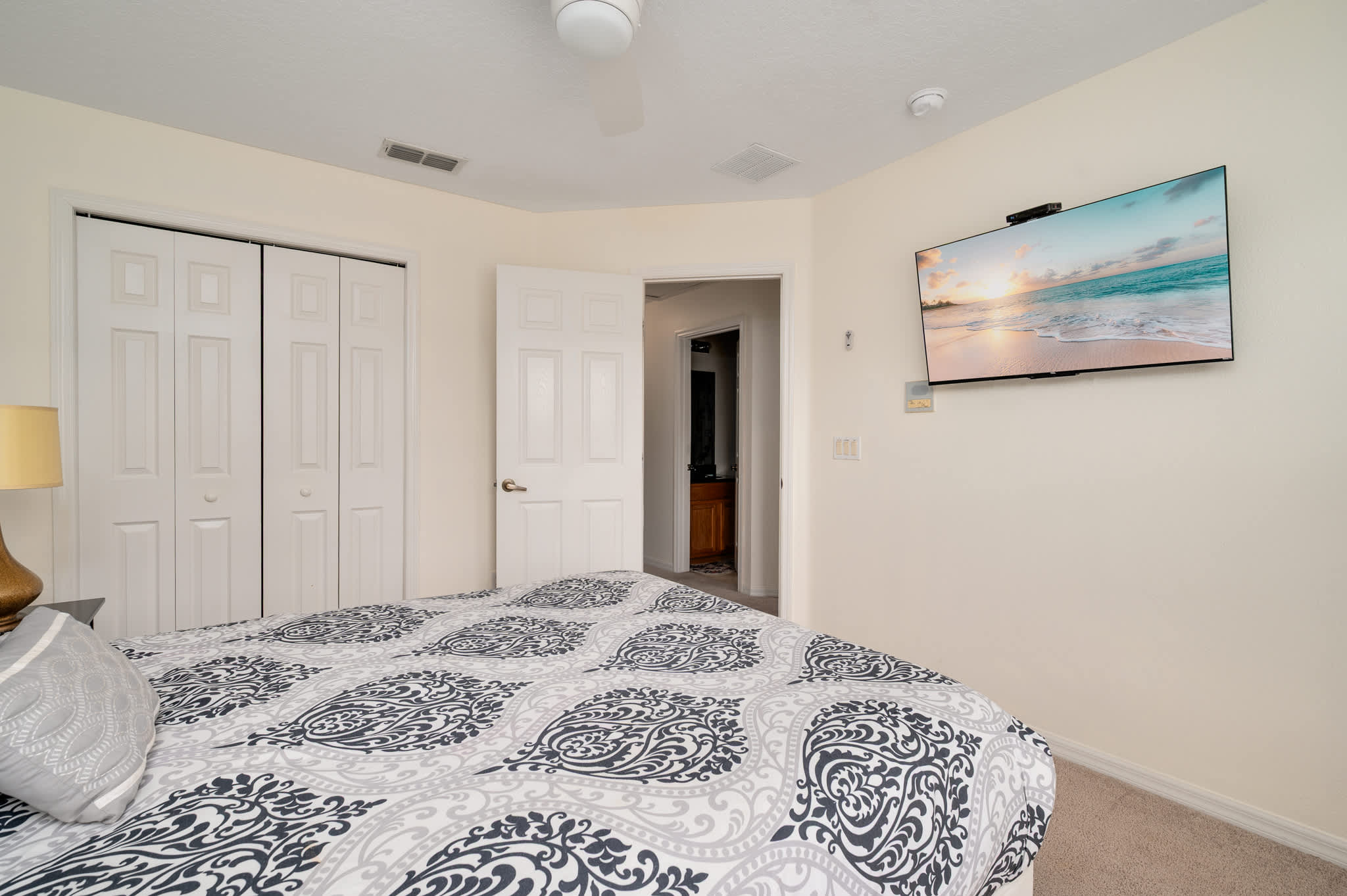 Townhouse w/large kitchen & covered patio