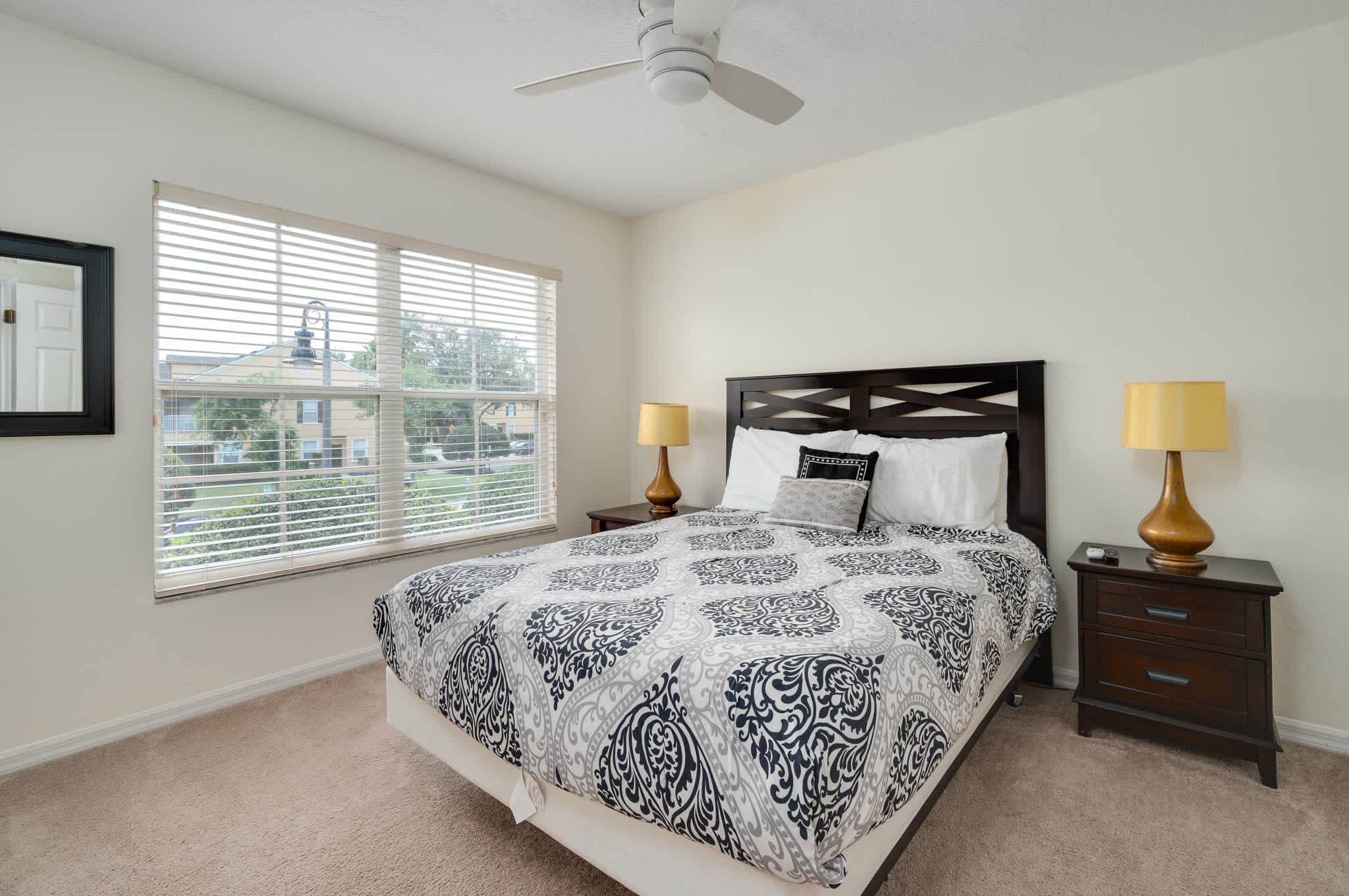 Townhouse w/large kitchen & covered patio
