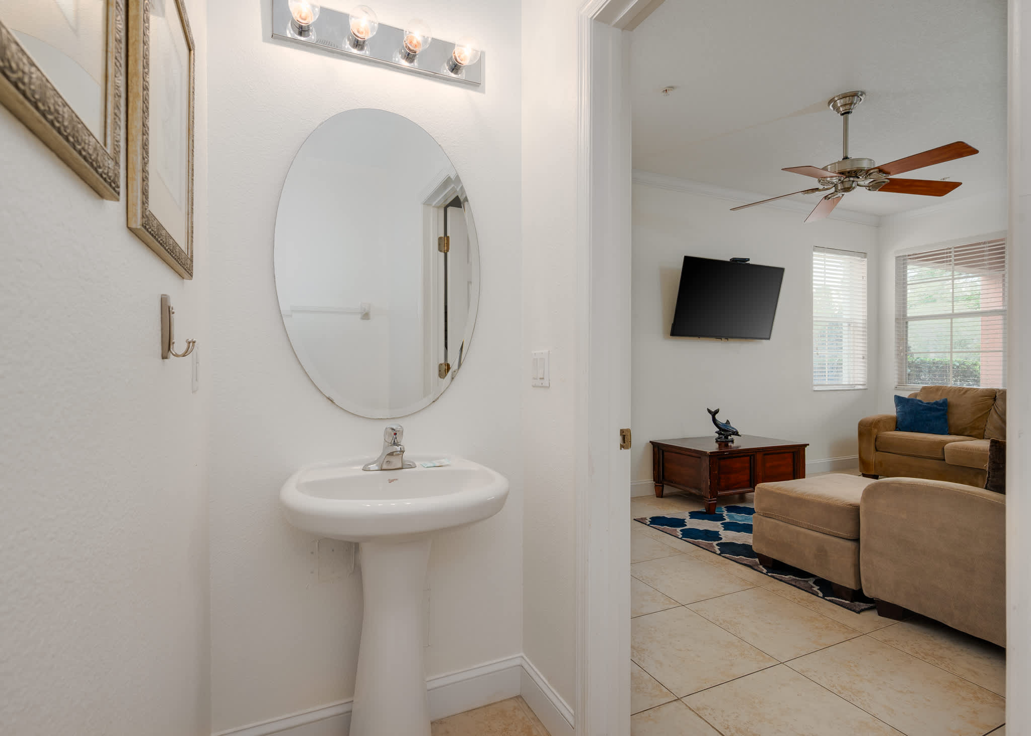 Townhouse w/large kitchen & covered patio