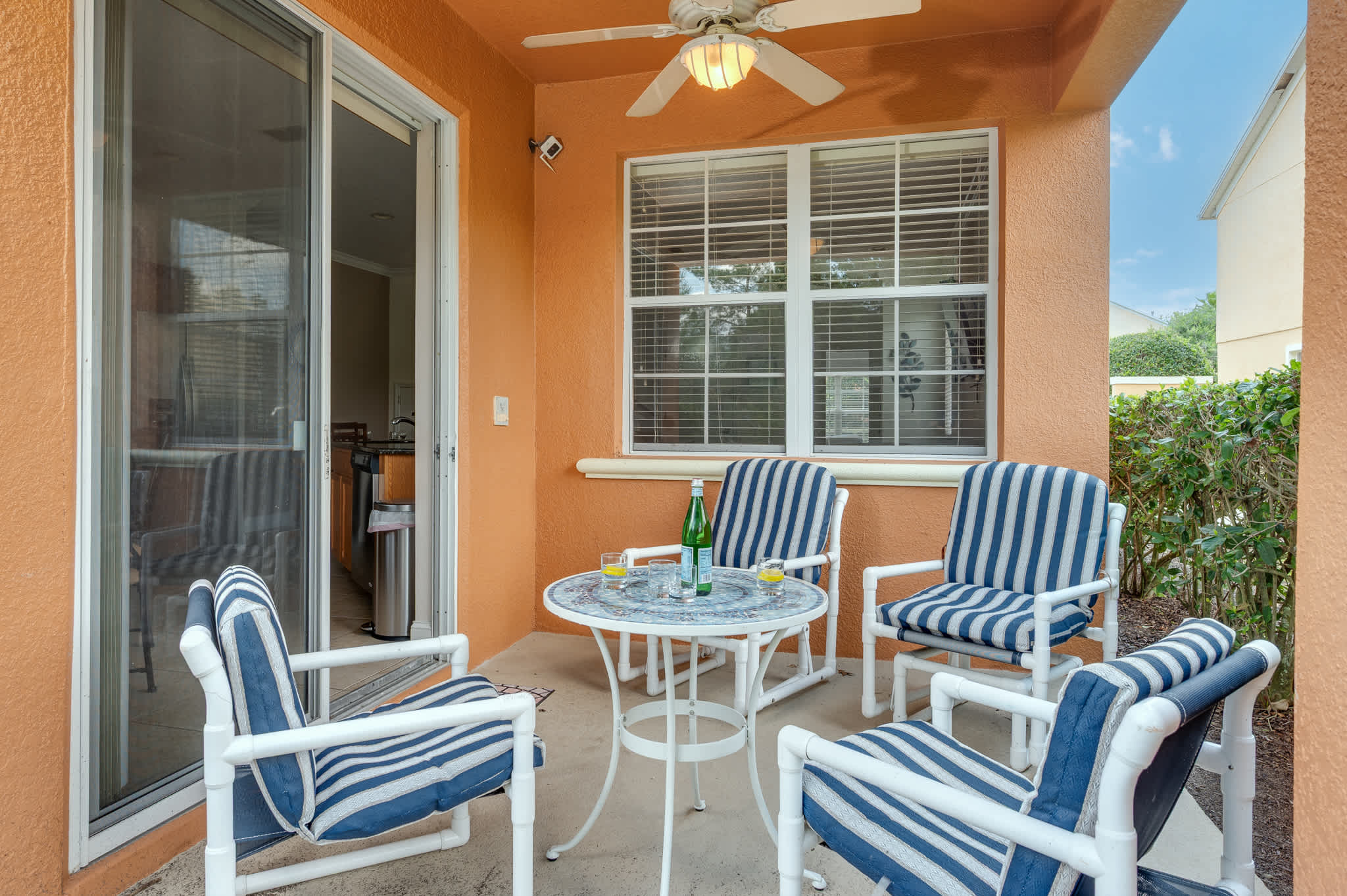 Townhouse w/large kitchen & covered patio