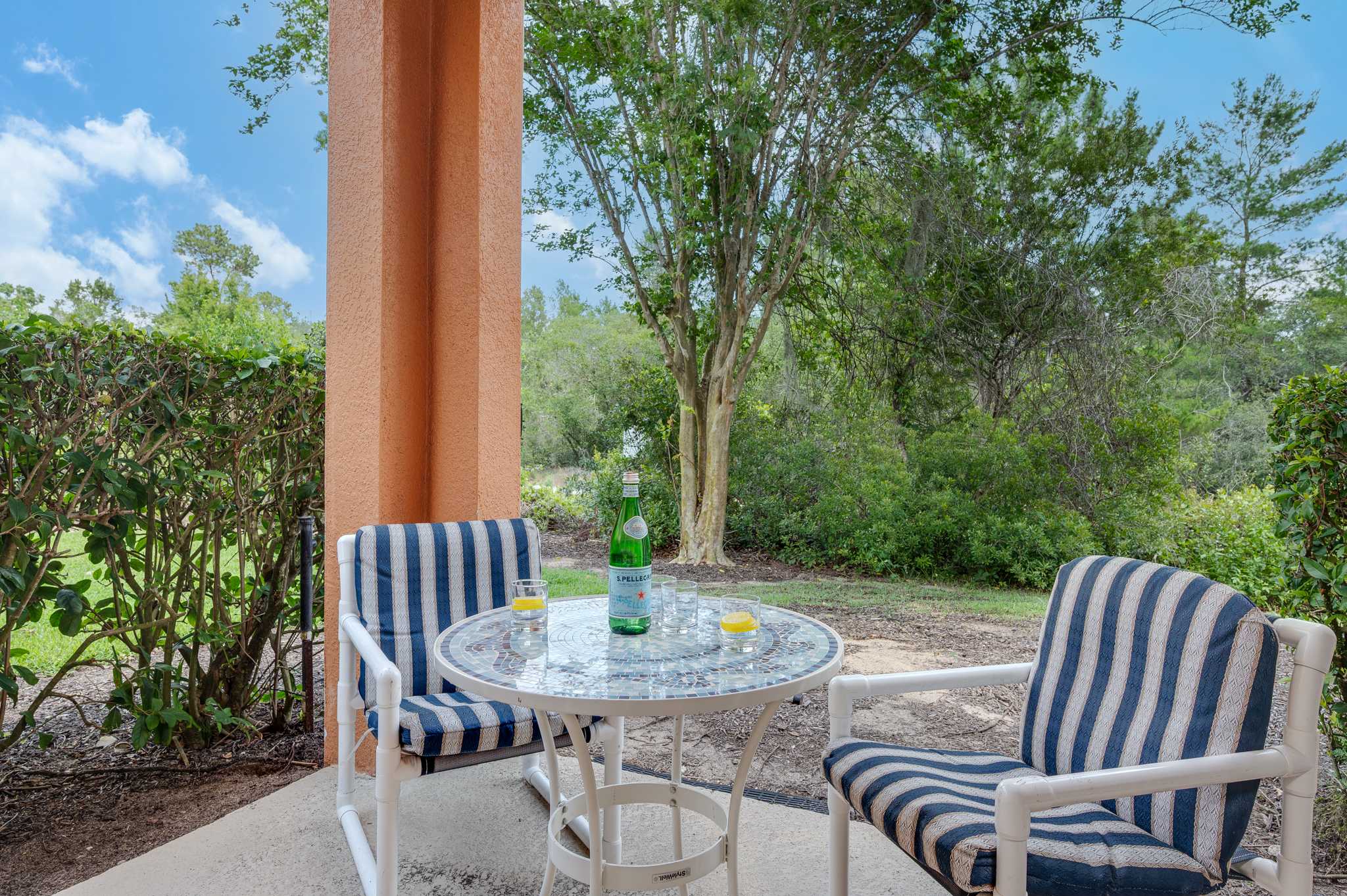 Townhouse w/large kitchen & covered patio