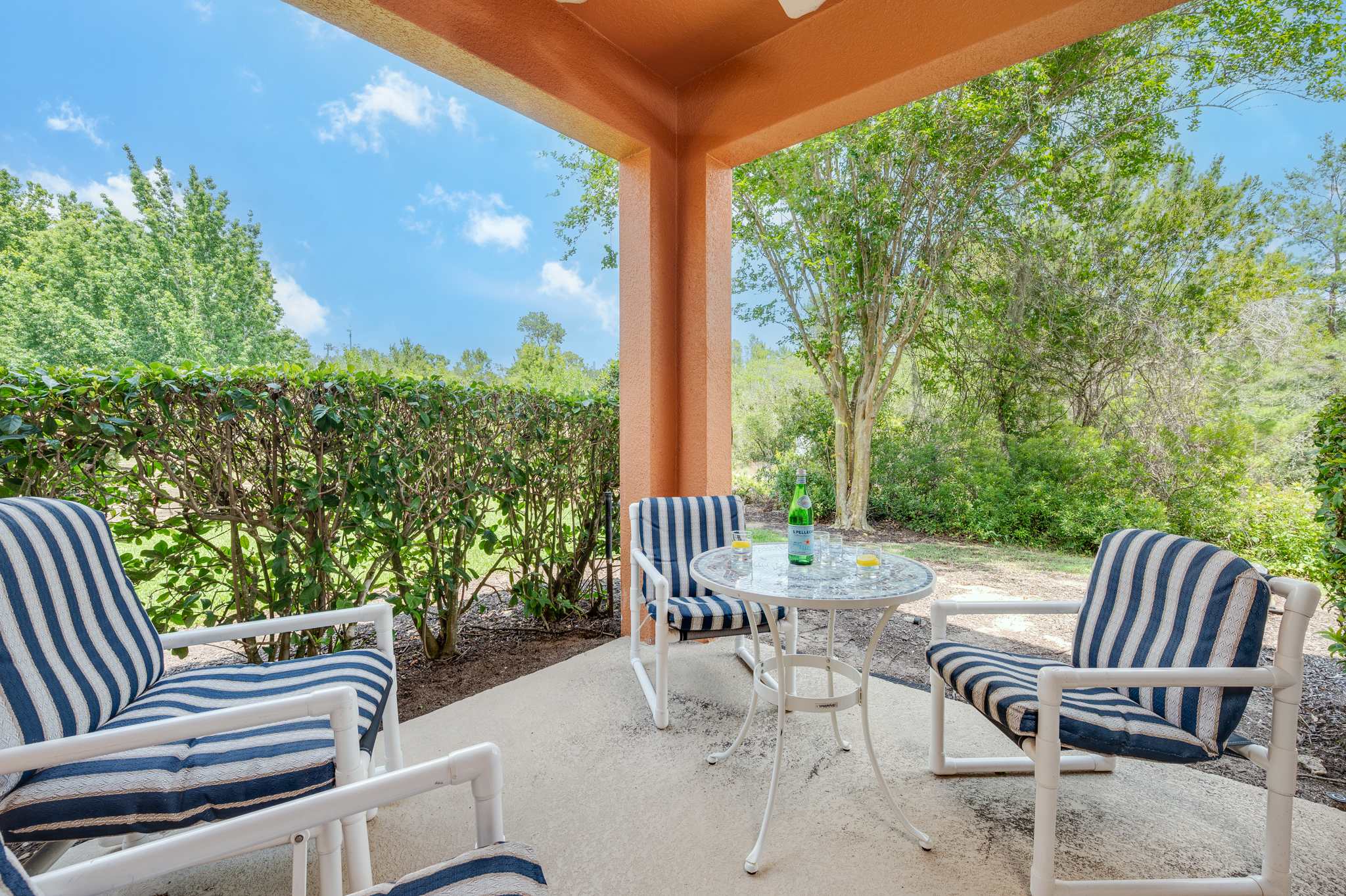 Townhouse w/large kitchen & covered patio