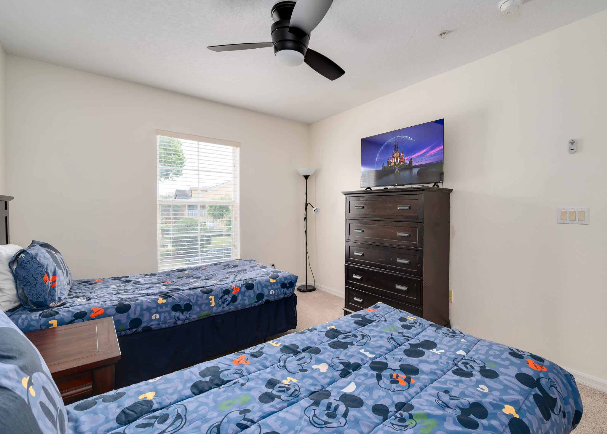 Townhouse w/large kitchen & covered patio