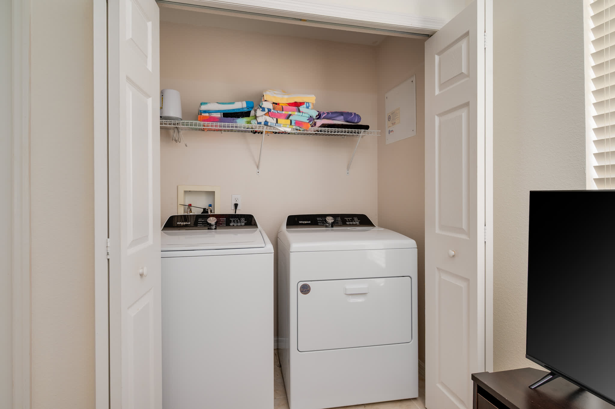 Townhouse w/large kitchen & covered patio
