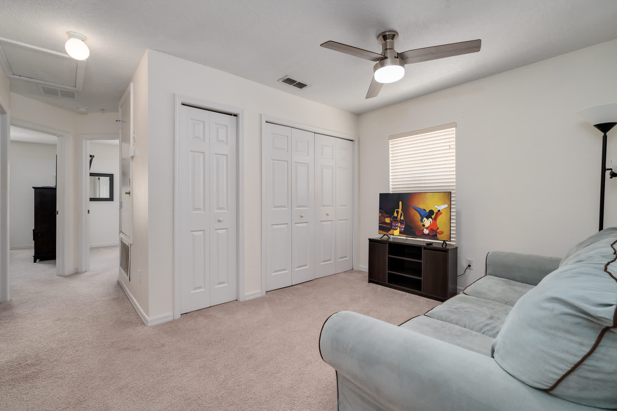 Townhouse w/large kitchen & covered patio