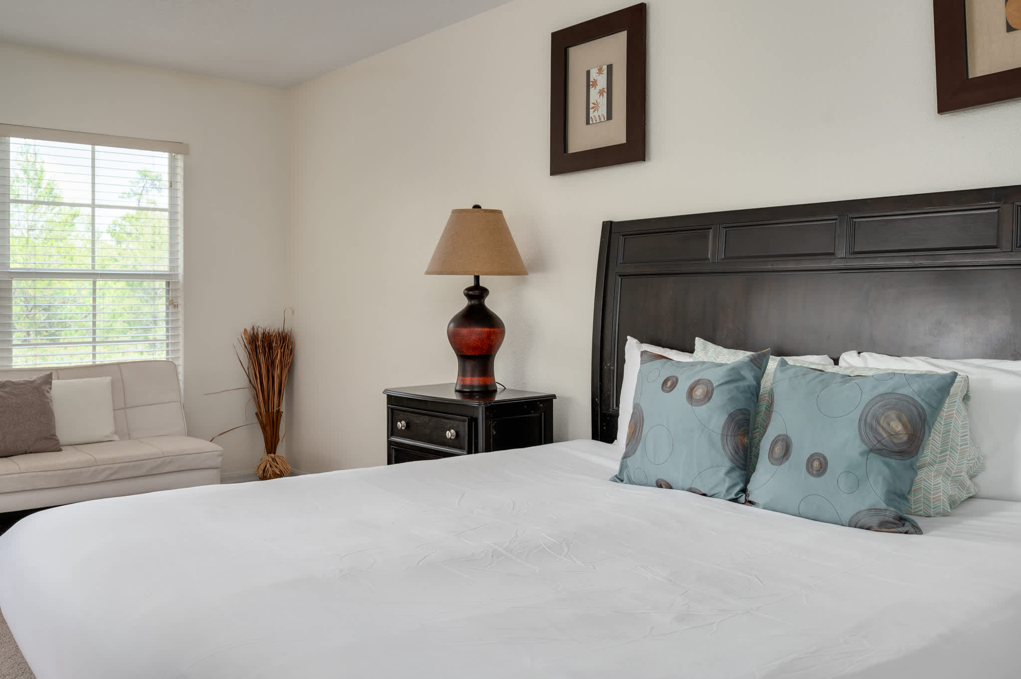 Townhouse w/large kitchen & covered patio