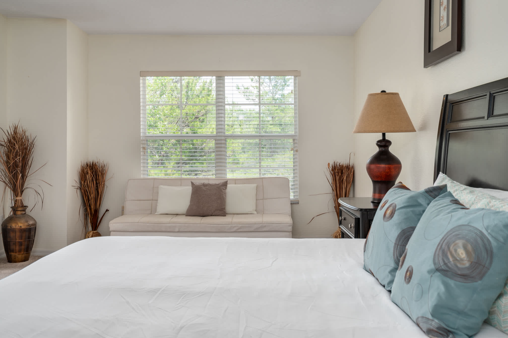 Townhouse w/large kitchen & covered patio