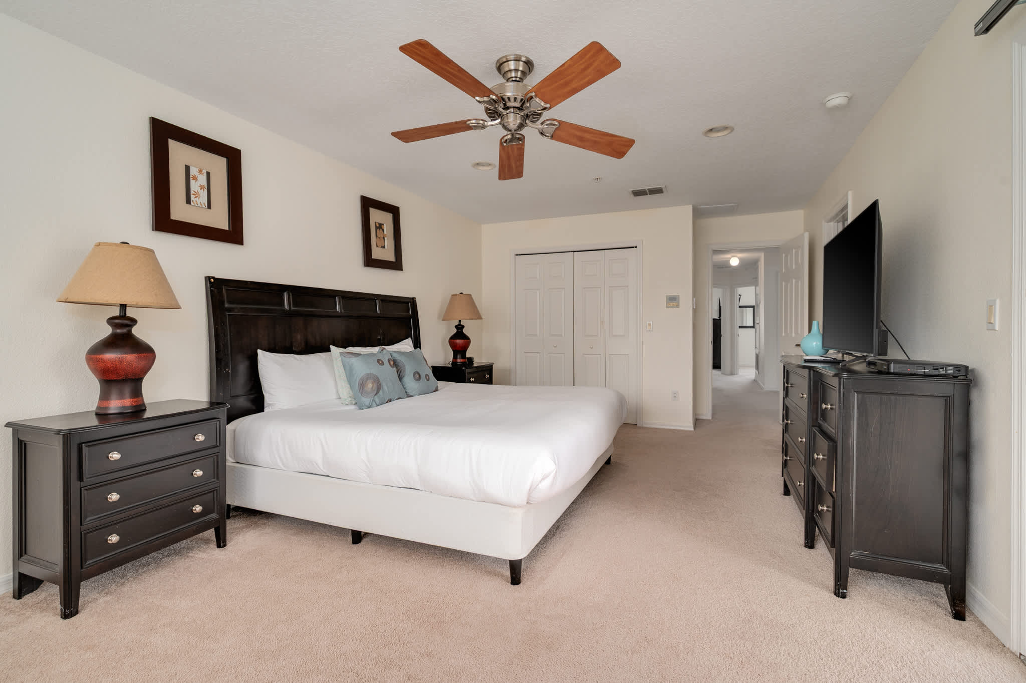 Townhouse w/large kitchen & covered patio