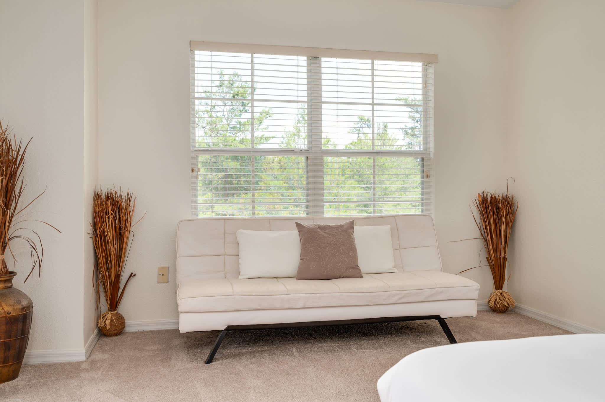 Townhouse w/large kitchen & covered patio